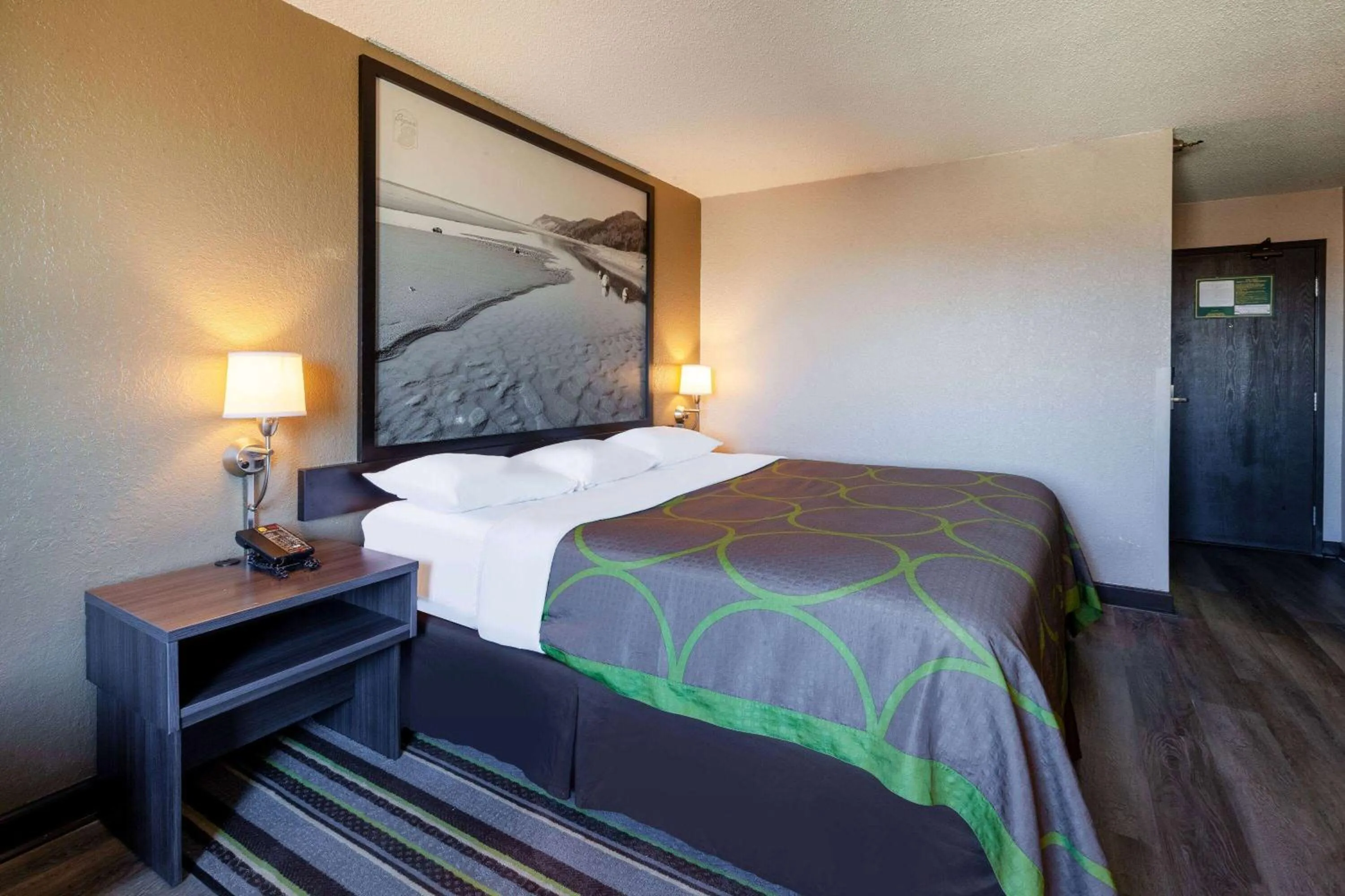 Photo of the whole room in Super 8 by Wyndham Roseville/Detroit Area
