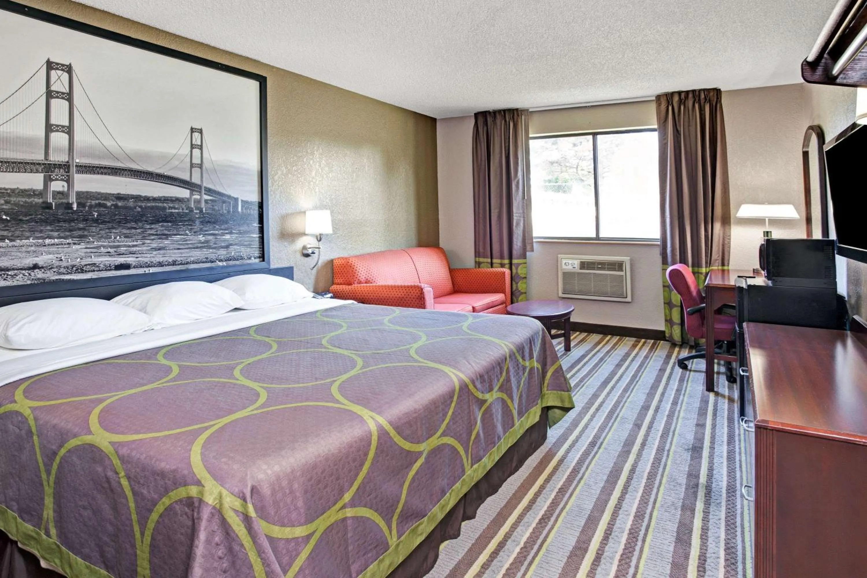 Photo of the whole room in Super 8 by Wyndham Roseville/Detroit Area