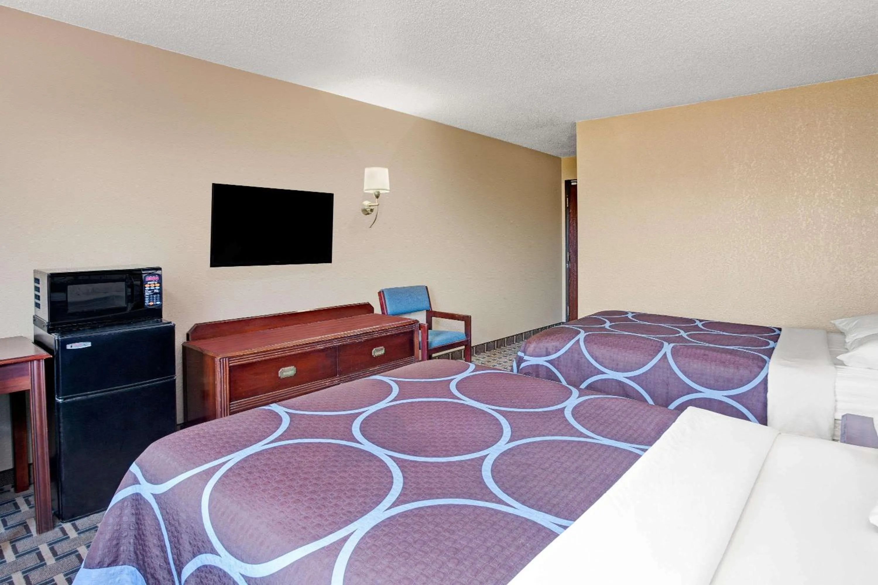 Photo of the whole room in Super 8 by Wyndham Roseville/Detroit Area