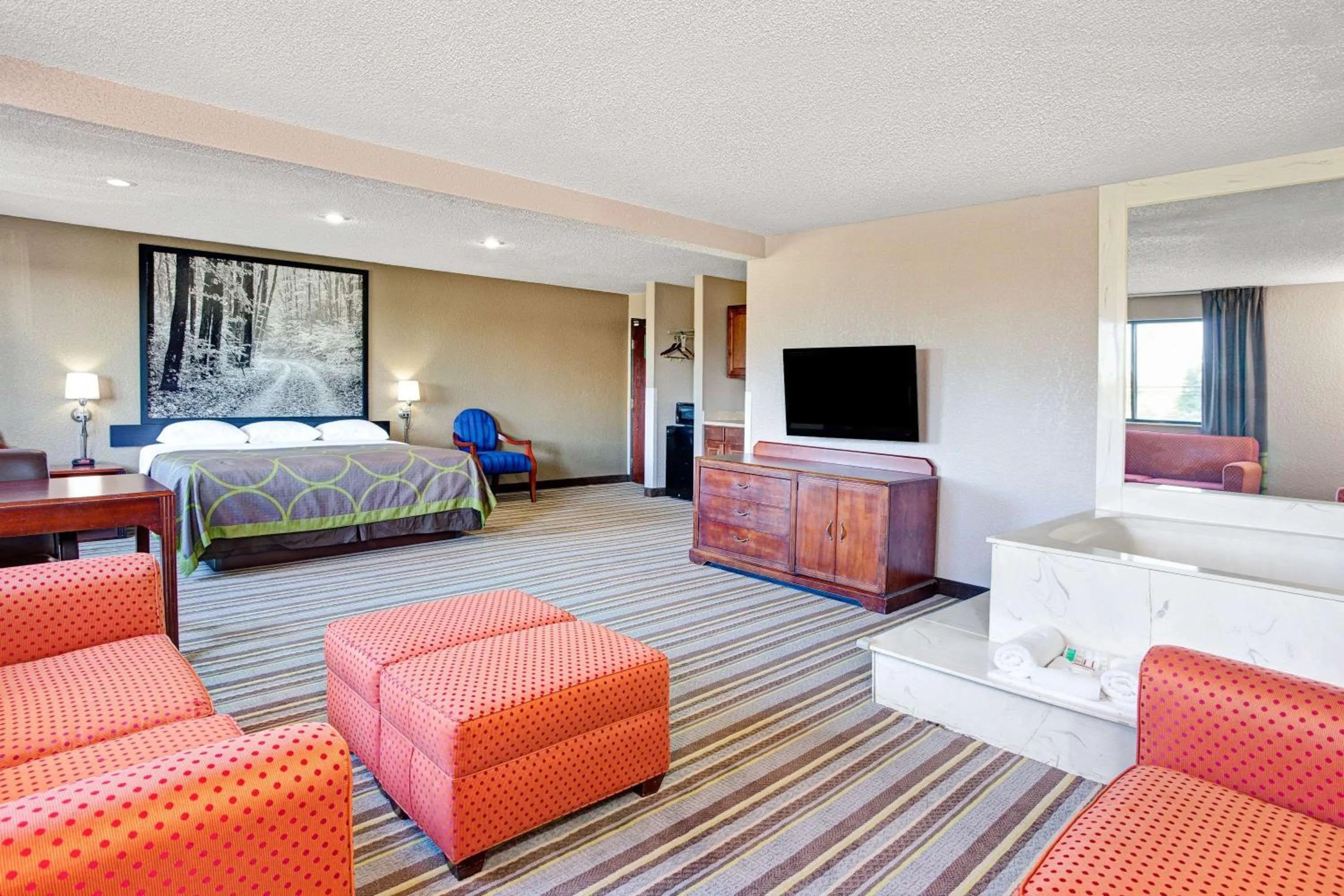 Photo of the whole room in Super 8 by Wyndham Roseville/Detroit Area