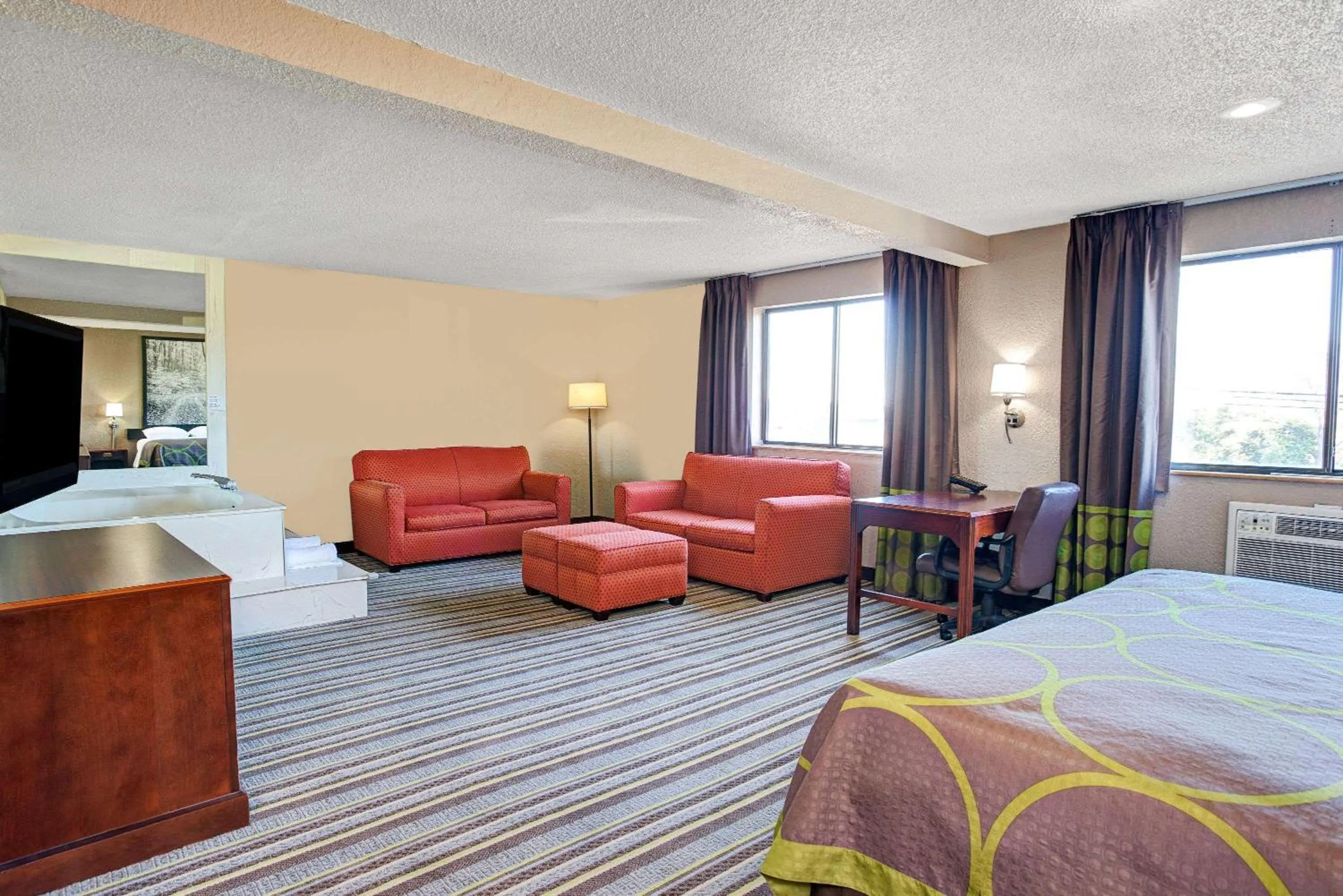 Photo of the whole room in Super 8 by Wyndham Roseville/Detroit Area