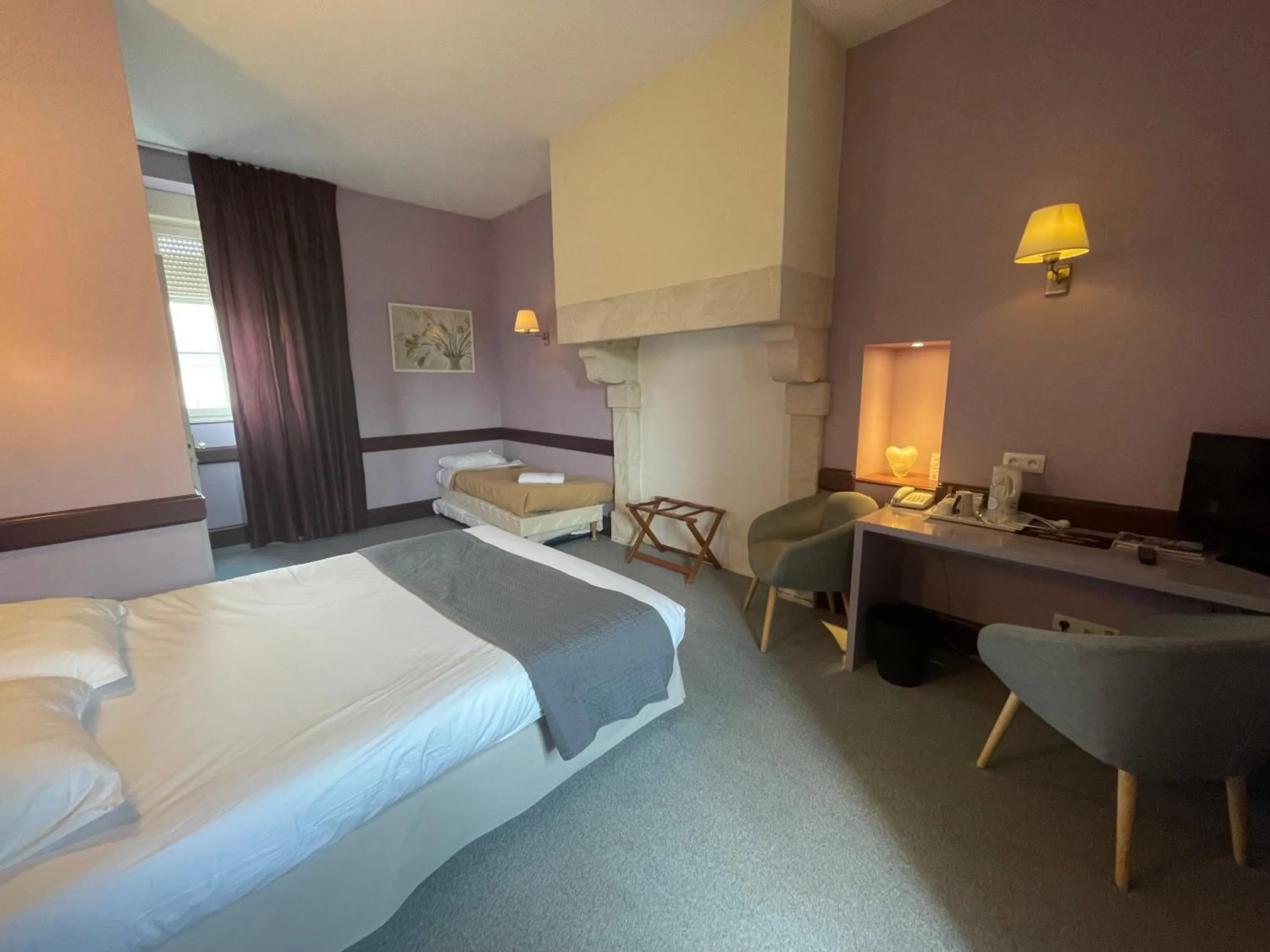 Photo of the whole room, Bed in Hotel l'Orée Des Vignes