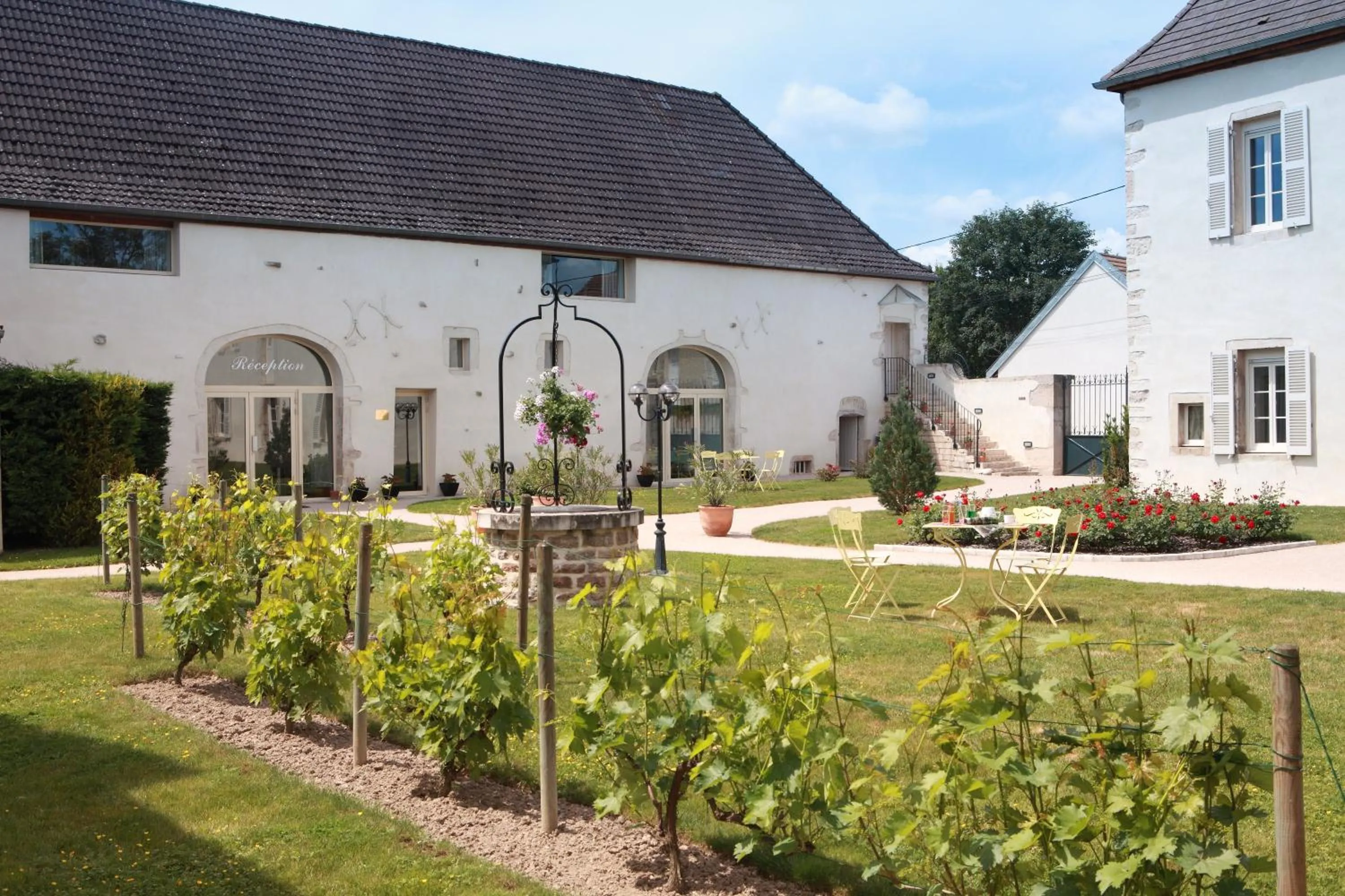 Property building in Hotel l'Orée Des Vignes