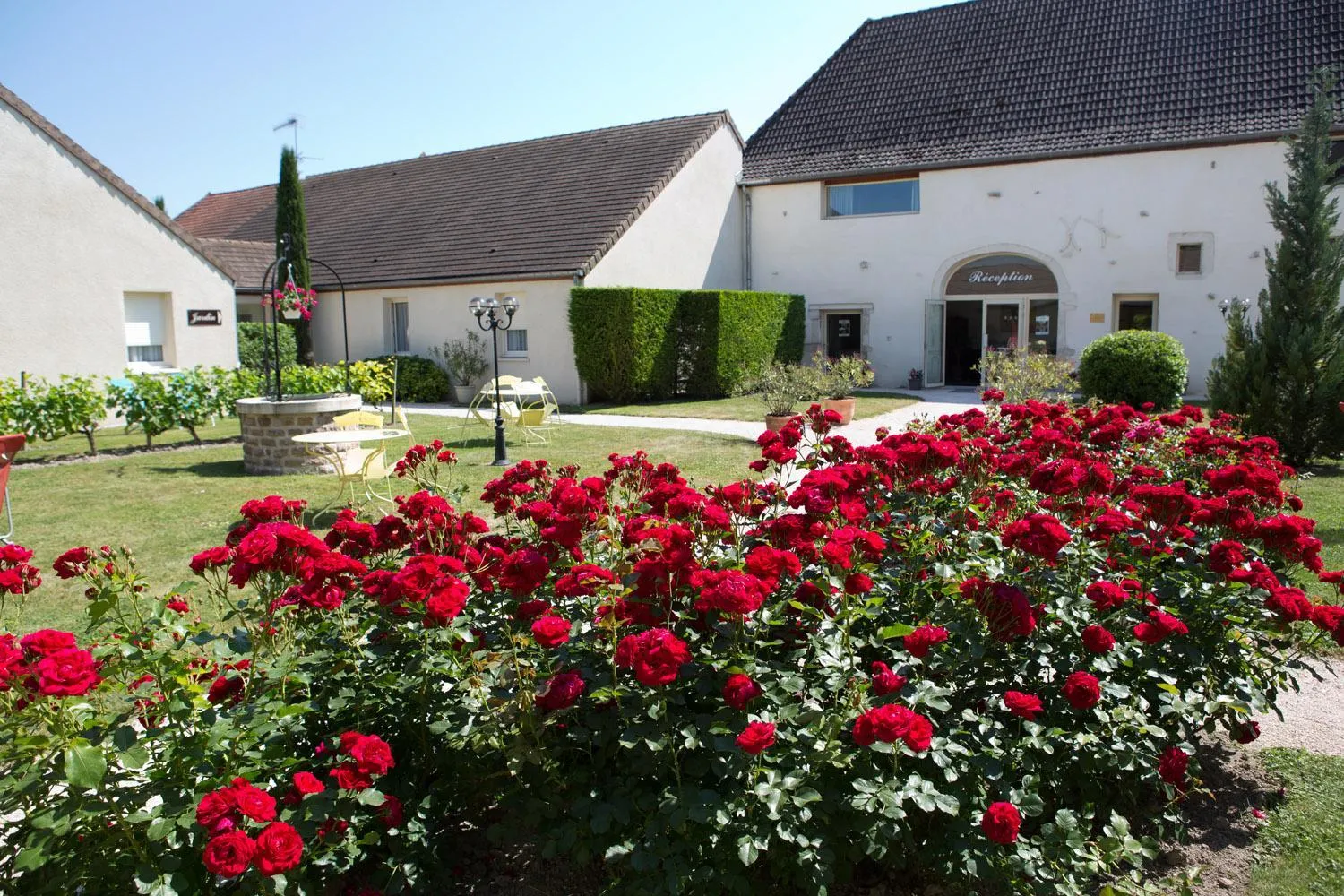 Patio in Hotel l'Orée Des Vignes