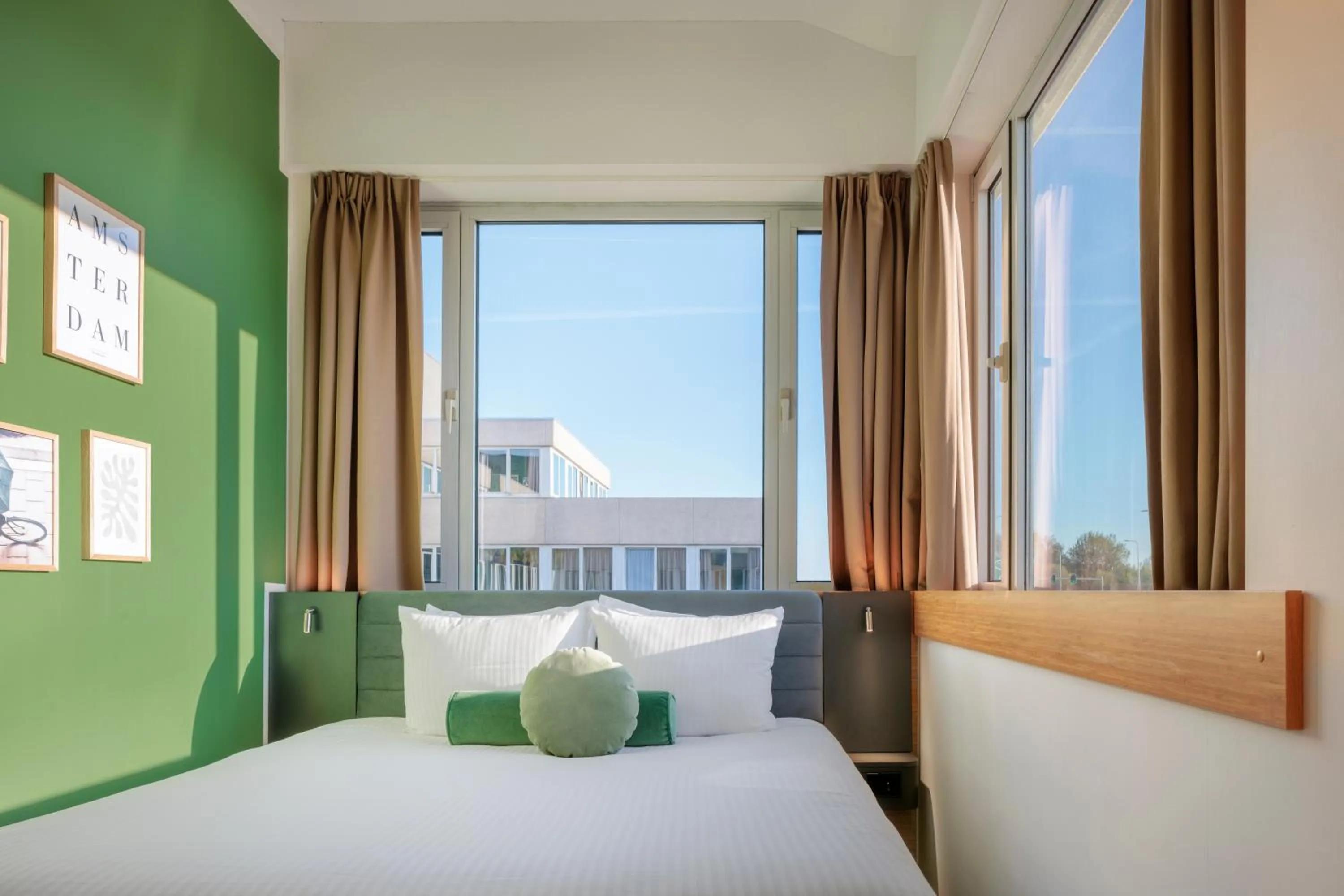 Bedroom, Bed in Maxhotel Amsterdam Airport Schiphol - Recently Renovated