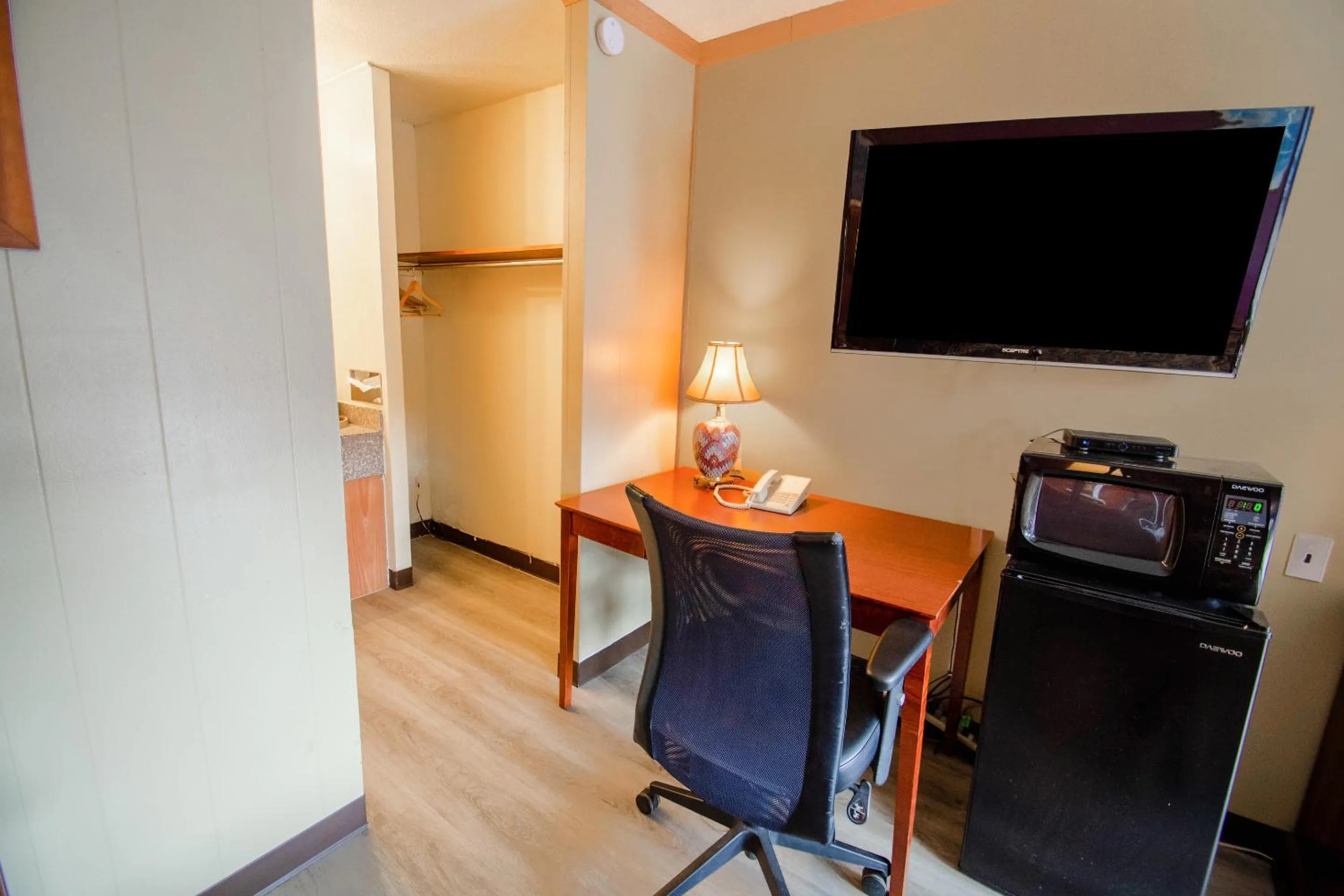 TV and multimedia in Holiday Lodge Virginia -Listing Partner