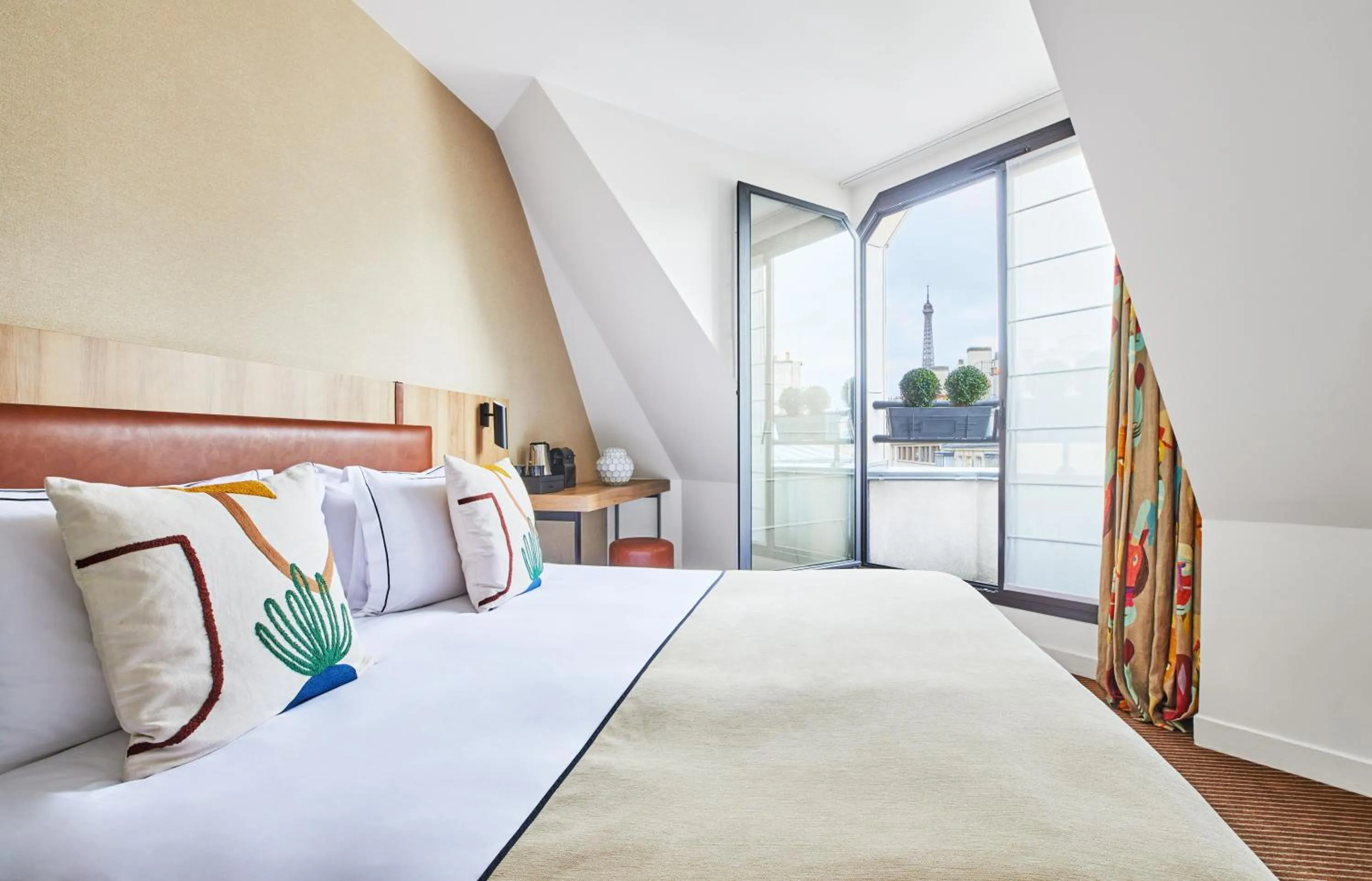 Photo of the whole room, Bed in Plaza Tour Eiffel