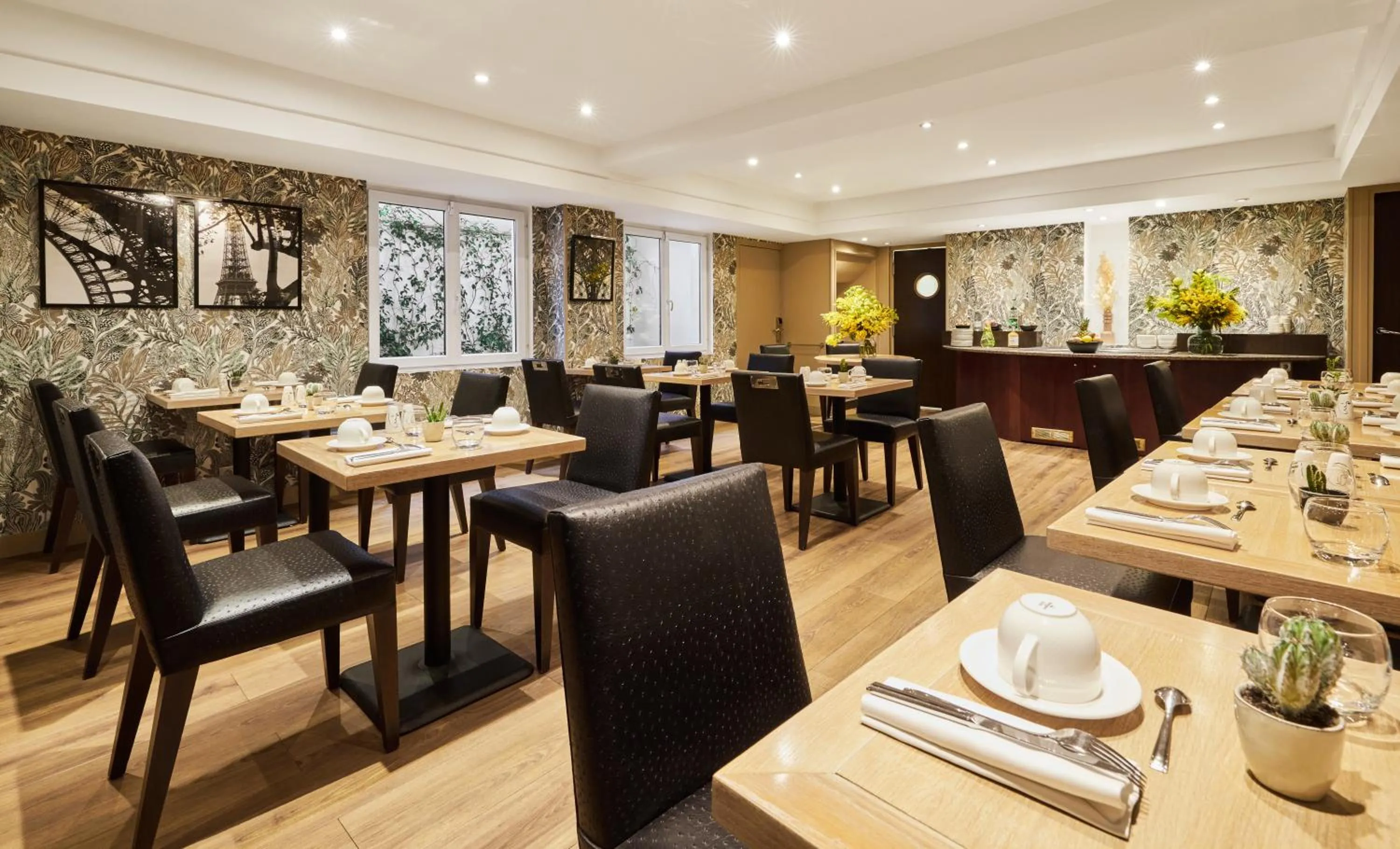 Breakfast in Plaza Tour Eiffel