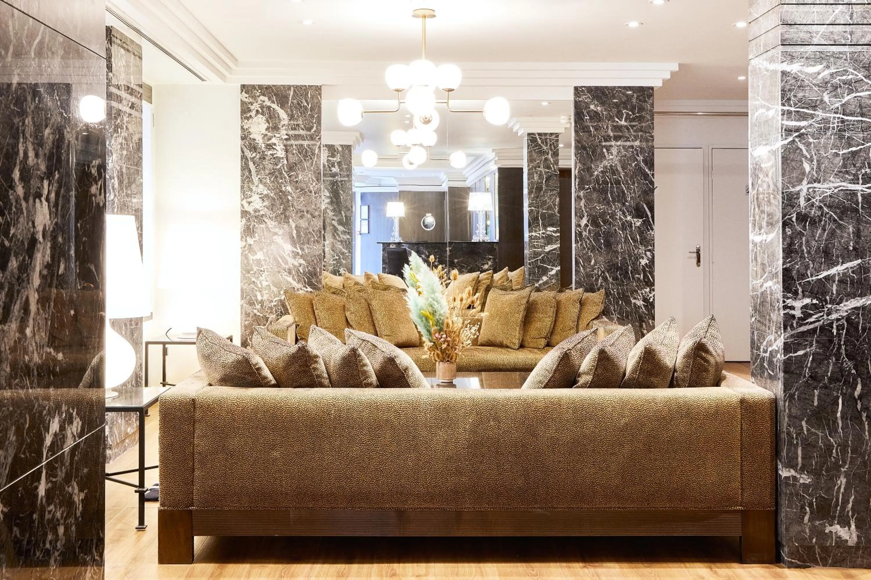 Lounge or bar in Plaza Tour Eiffel