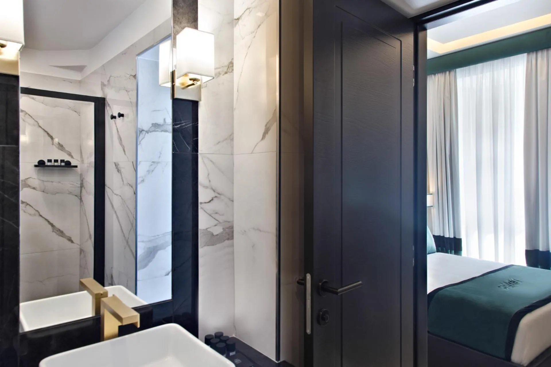 Shower, Bed in Citykey Napoli - Bed & Breakfast