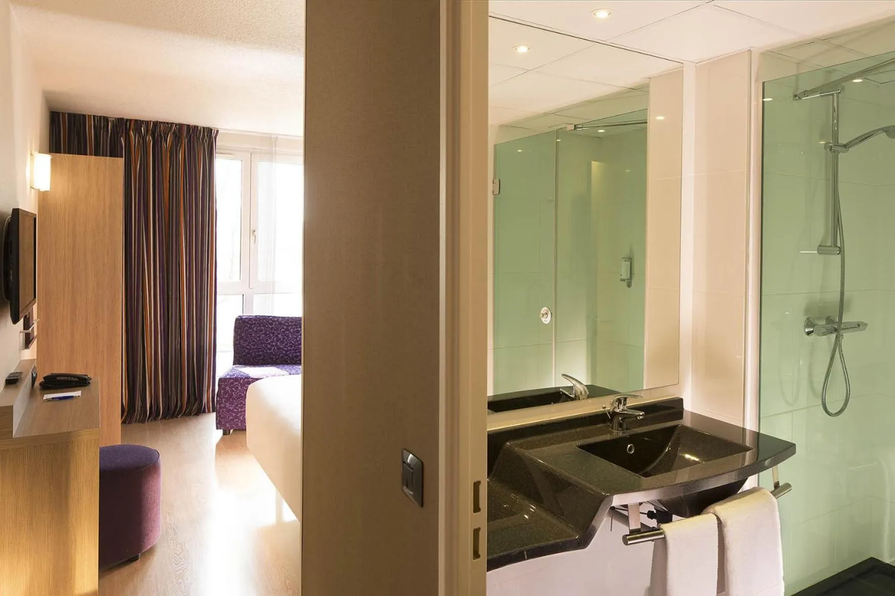 Bathroom in Escale Oceania Orléans