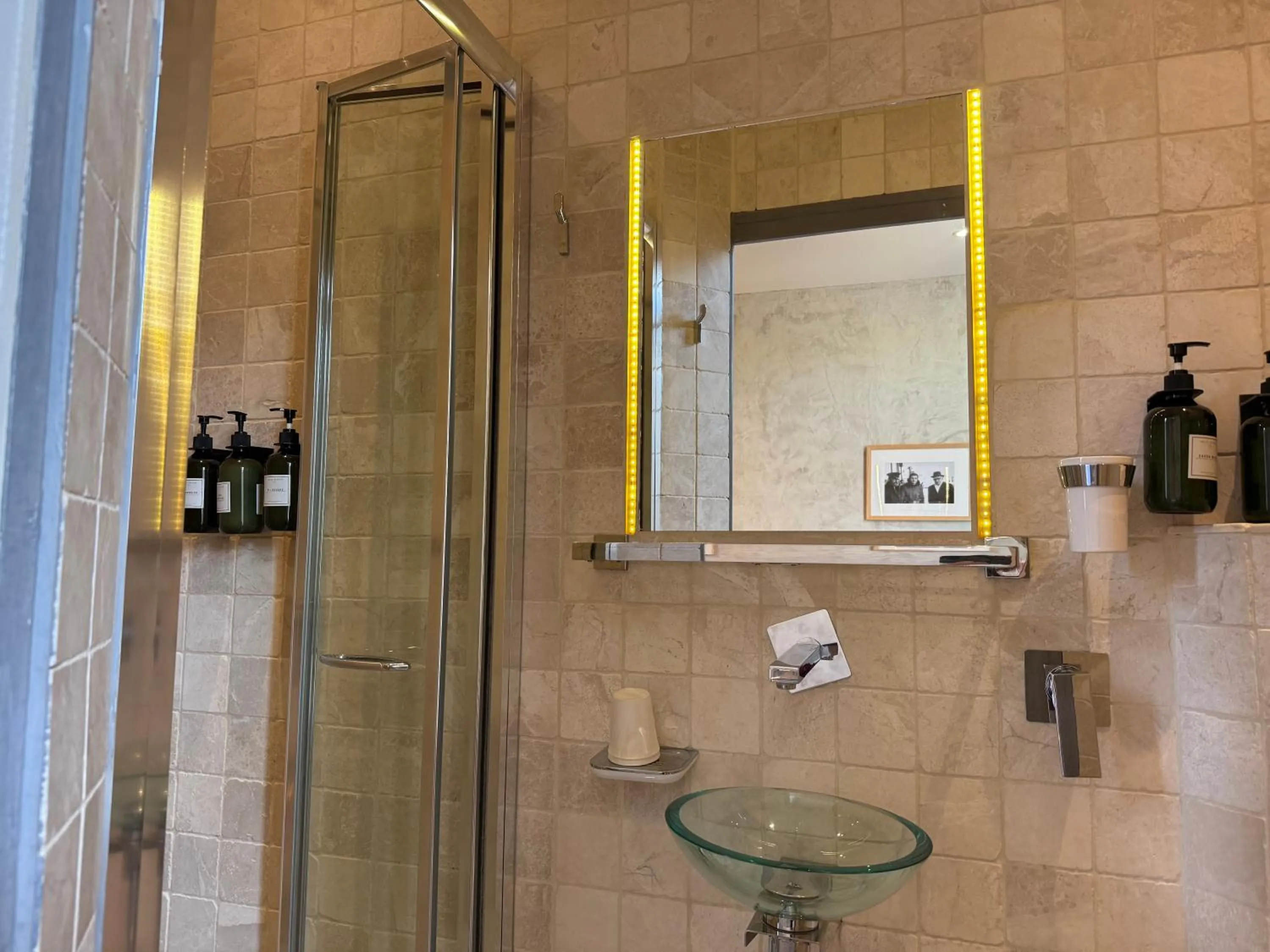 Shower in Ideal Sejour Cannes - Hôtel de Charme
