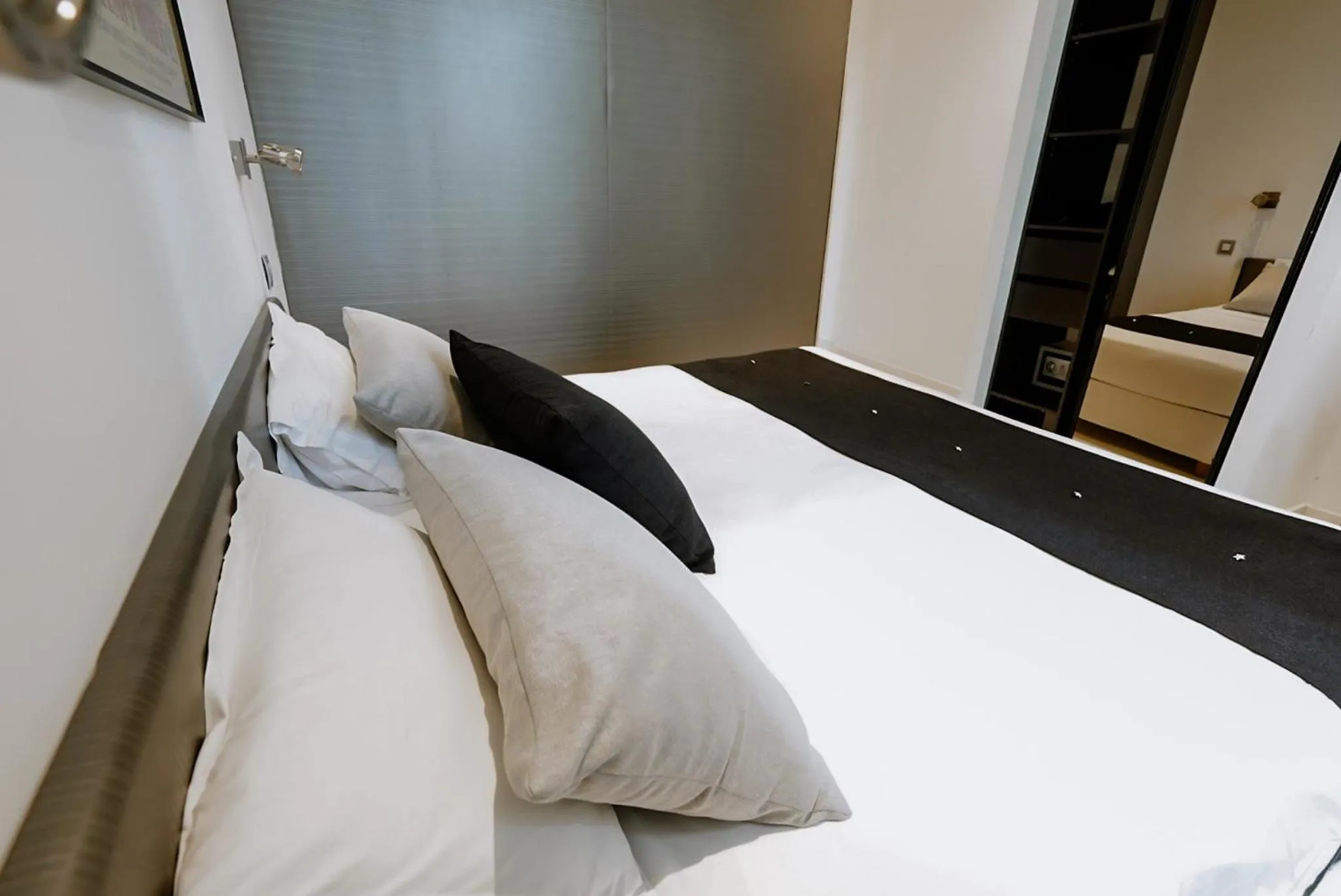 Photo of the whole room, Bed in Ideal Sejour Cannes - Hôtel de Charme