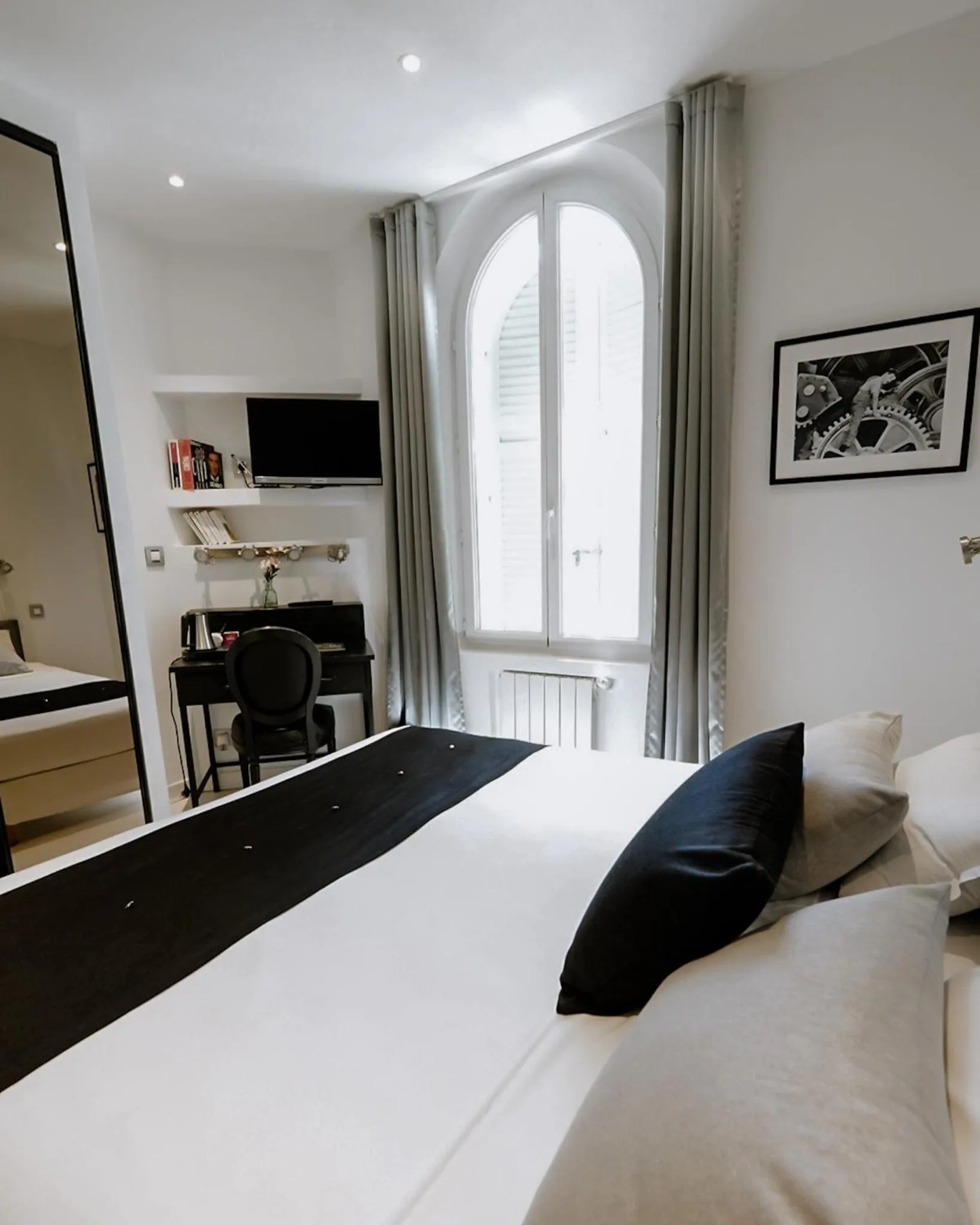 Photo of the whole room, Bed in Ideal Sejour Cannes - Hôtel de Charme