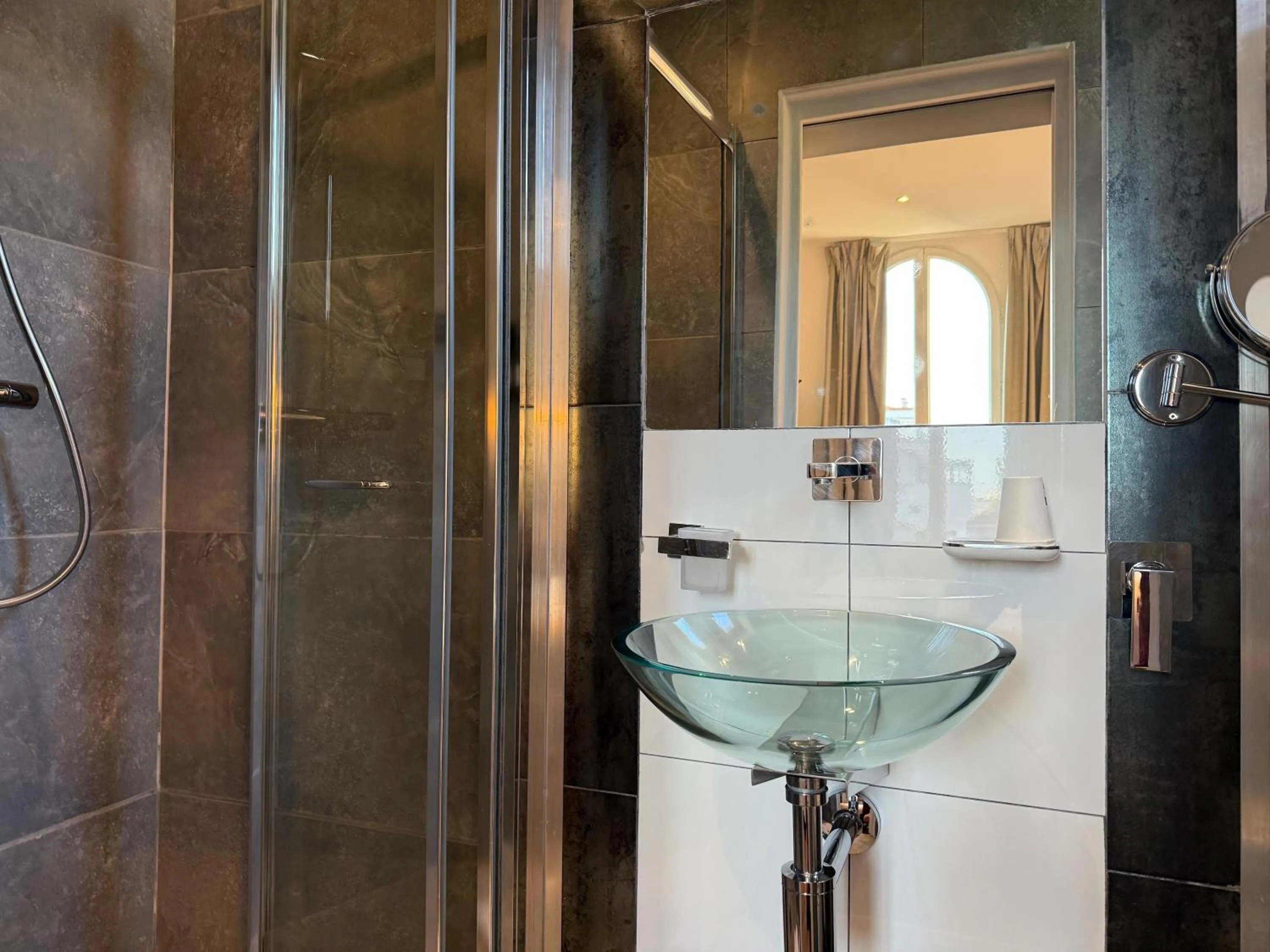 Bathroom in Ideal Sejour Cannes - Hôtel de Charme