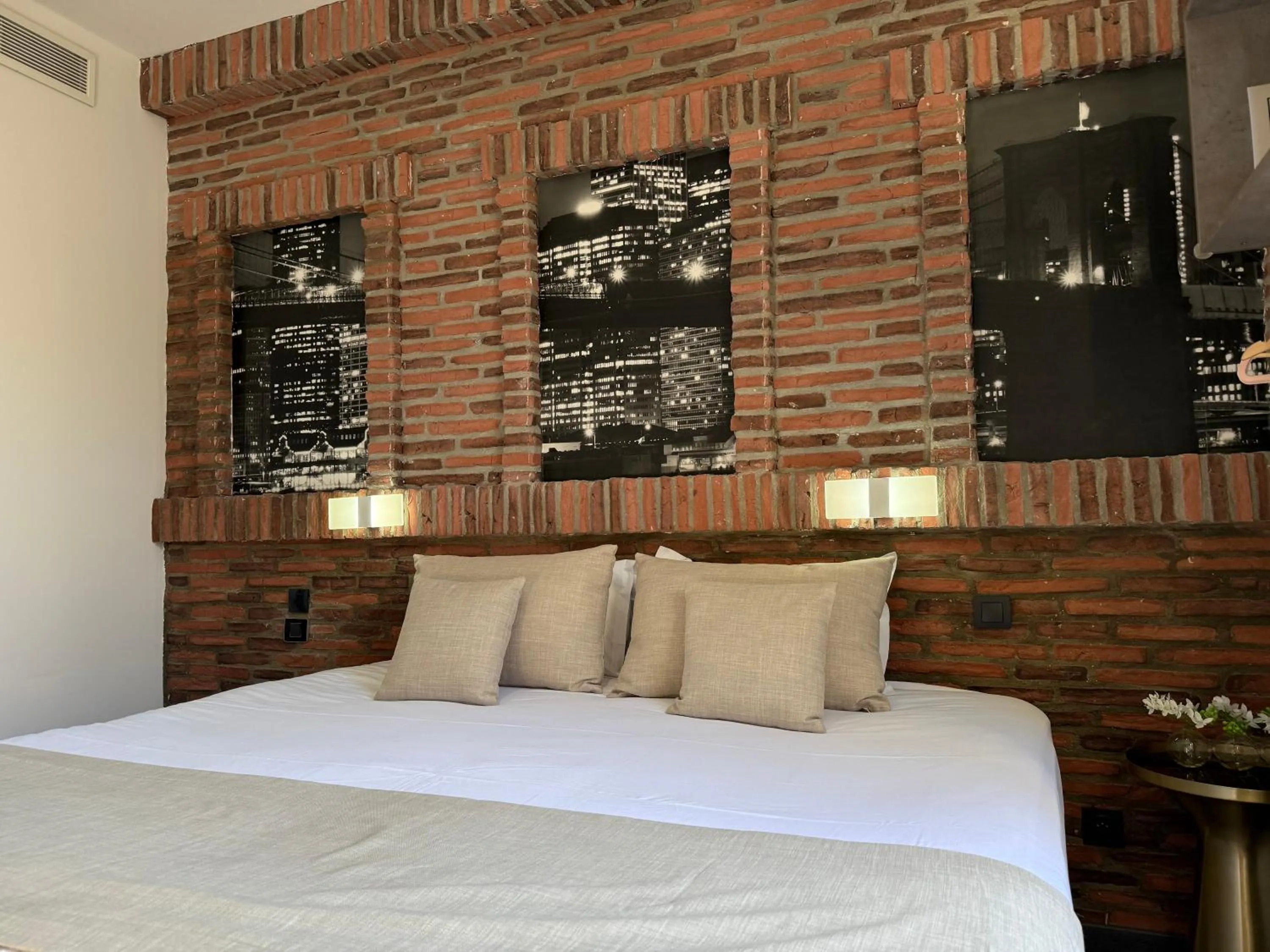 Bed in Ideal Sejour Cannes - Hôtel de Charme