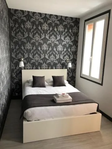 Bed in Hôtel Saint Eloi