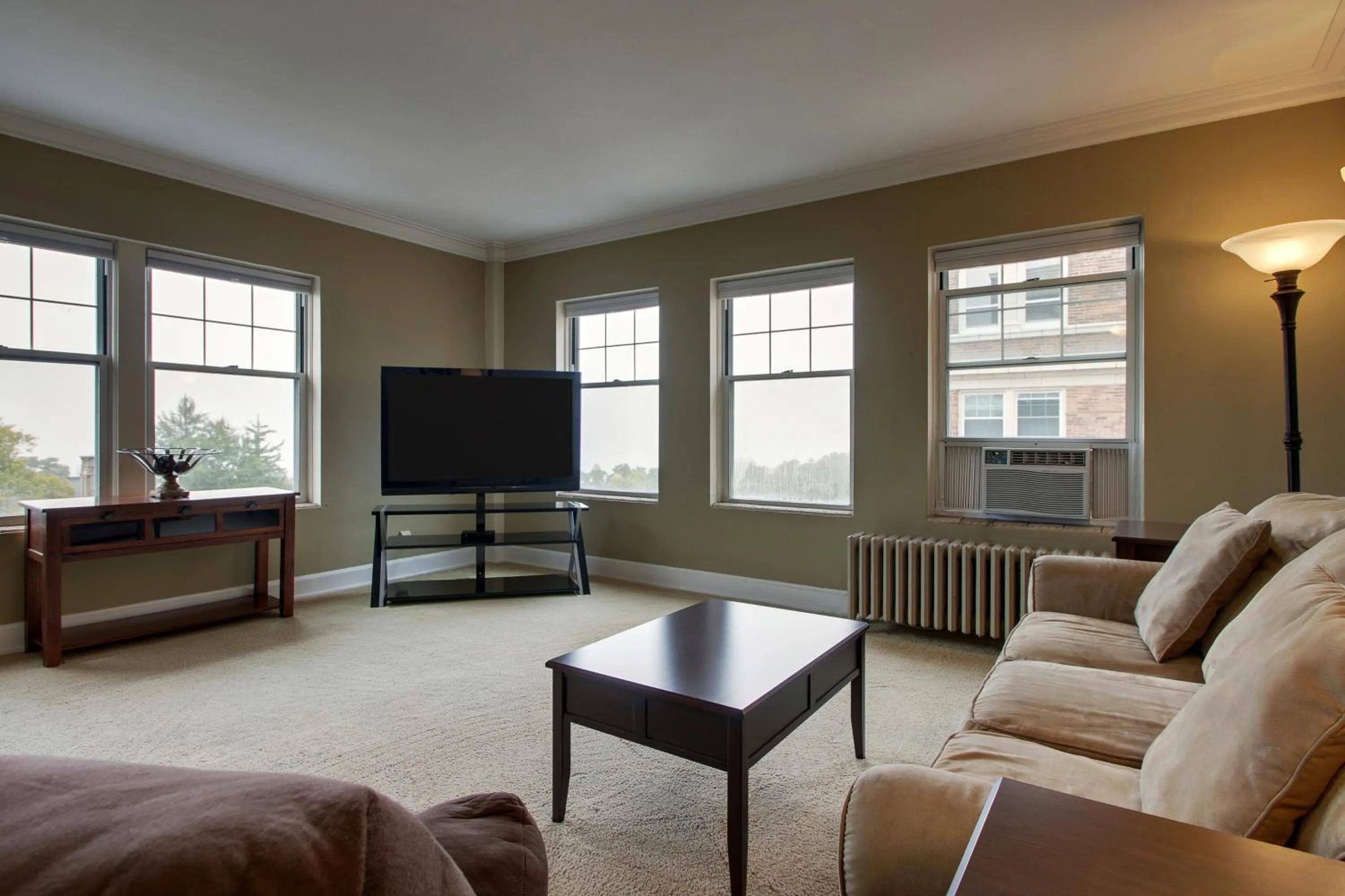 Knickerbocker on the Lake