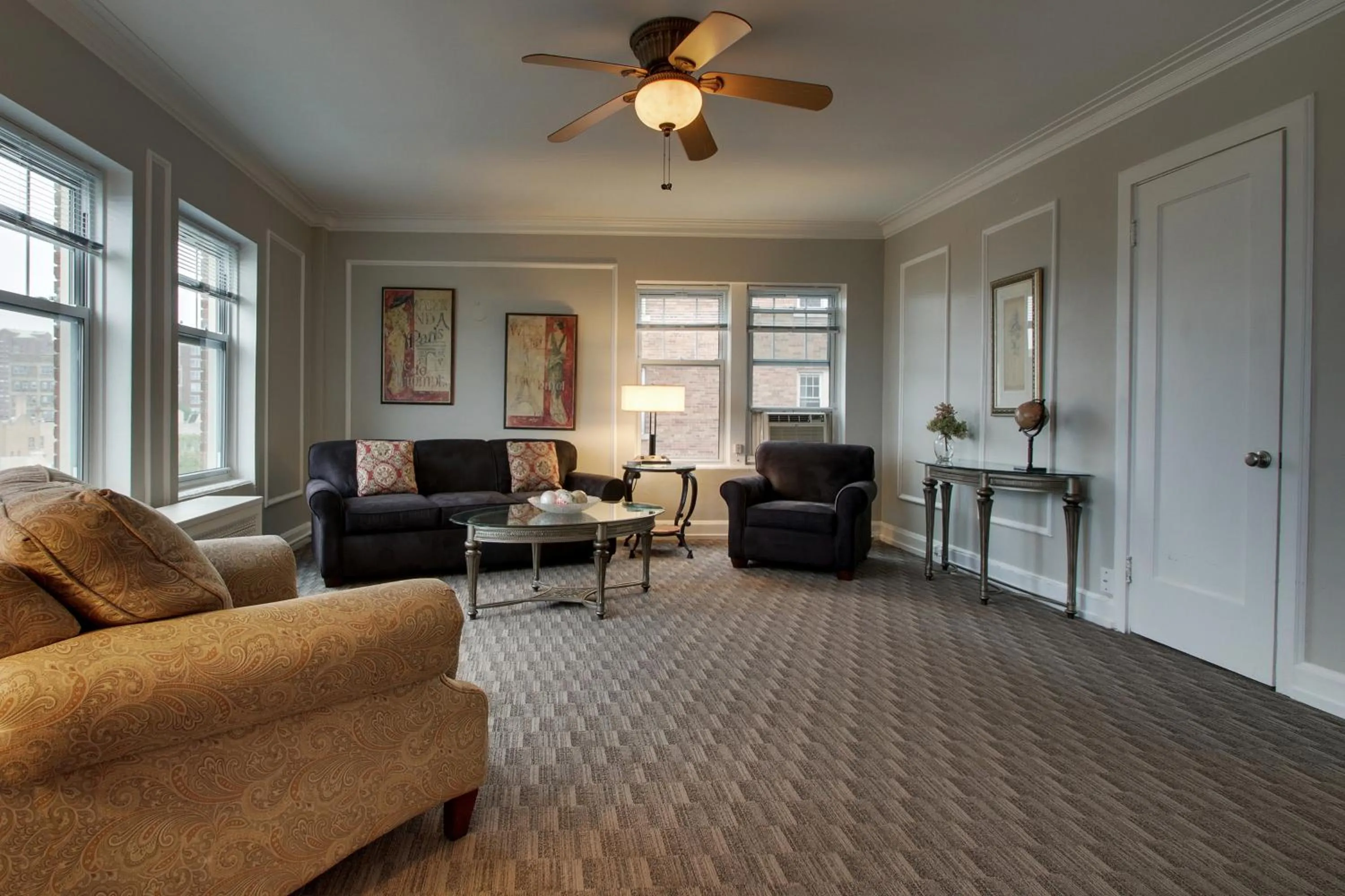 Knickerbocker on the Lake