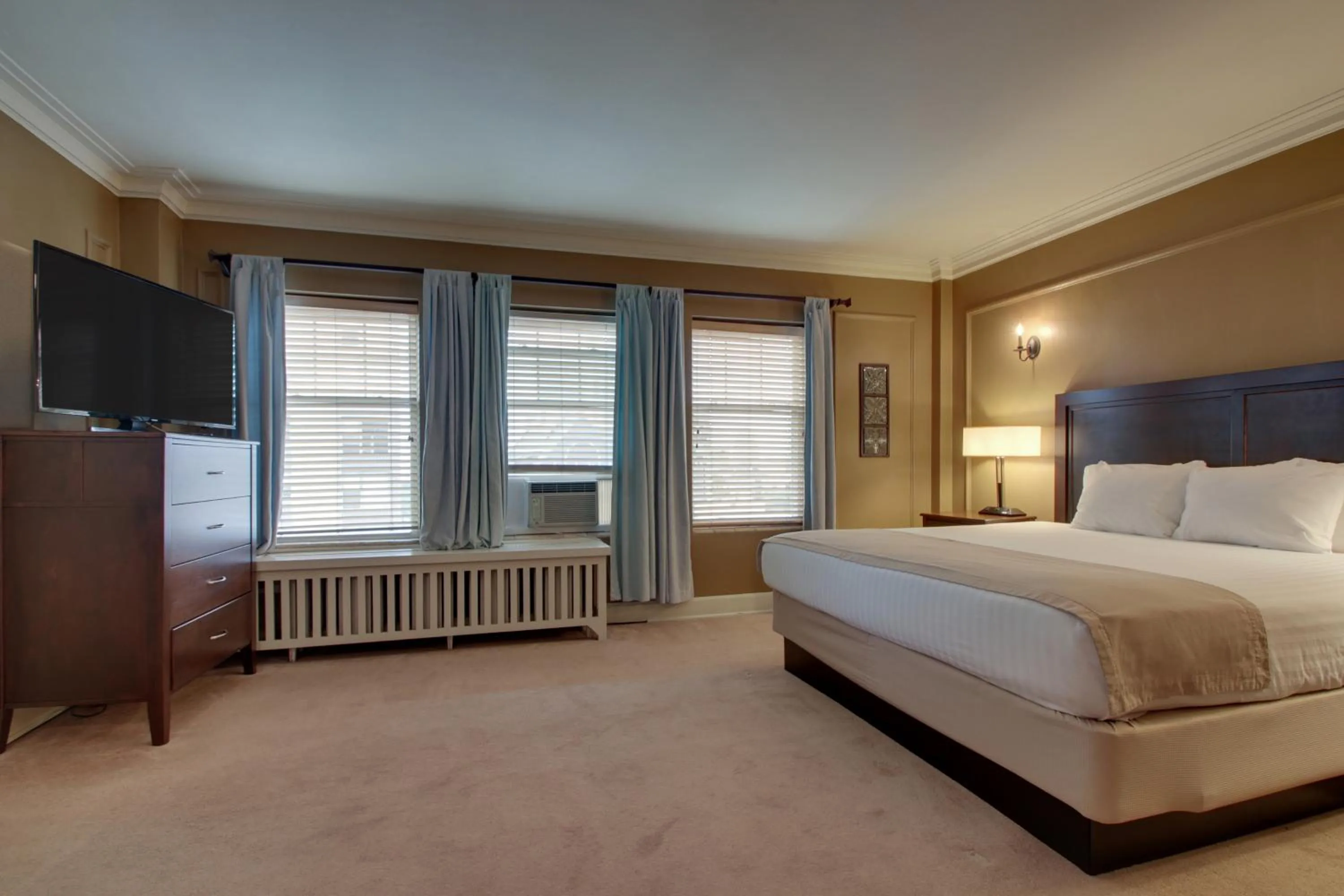 Bed in Knickerbocker on the Lake