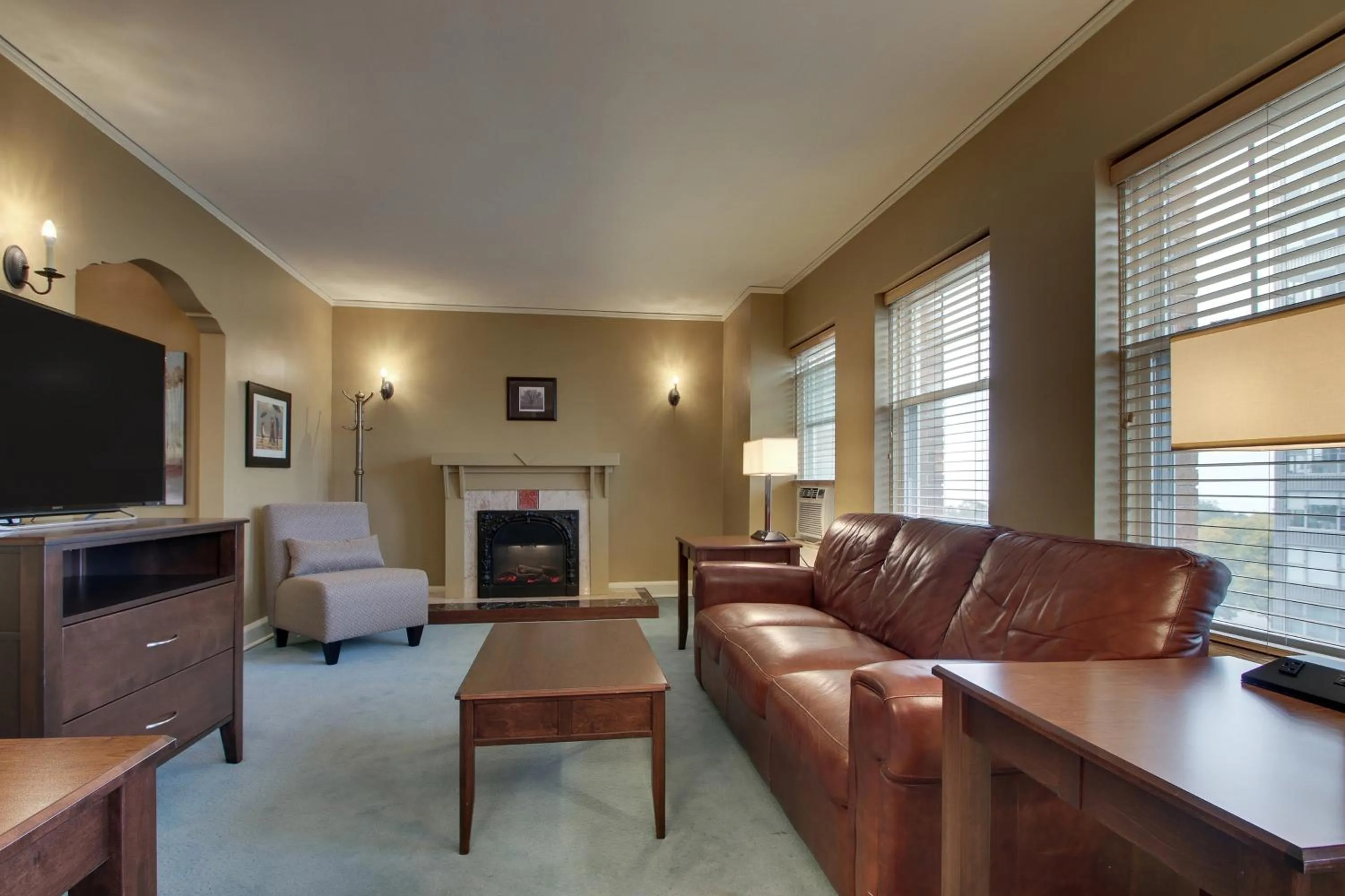 Knickerbocker on the Lake