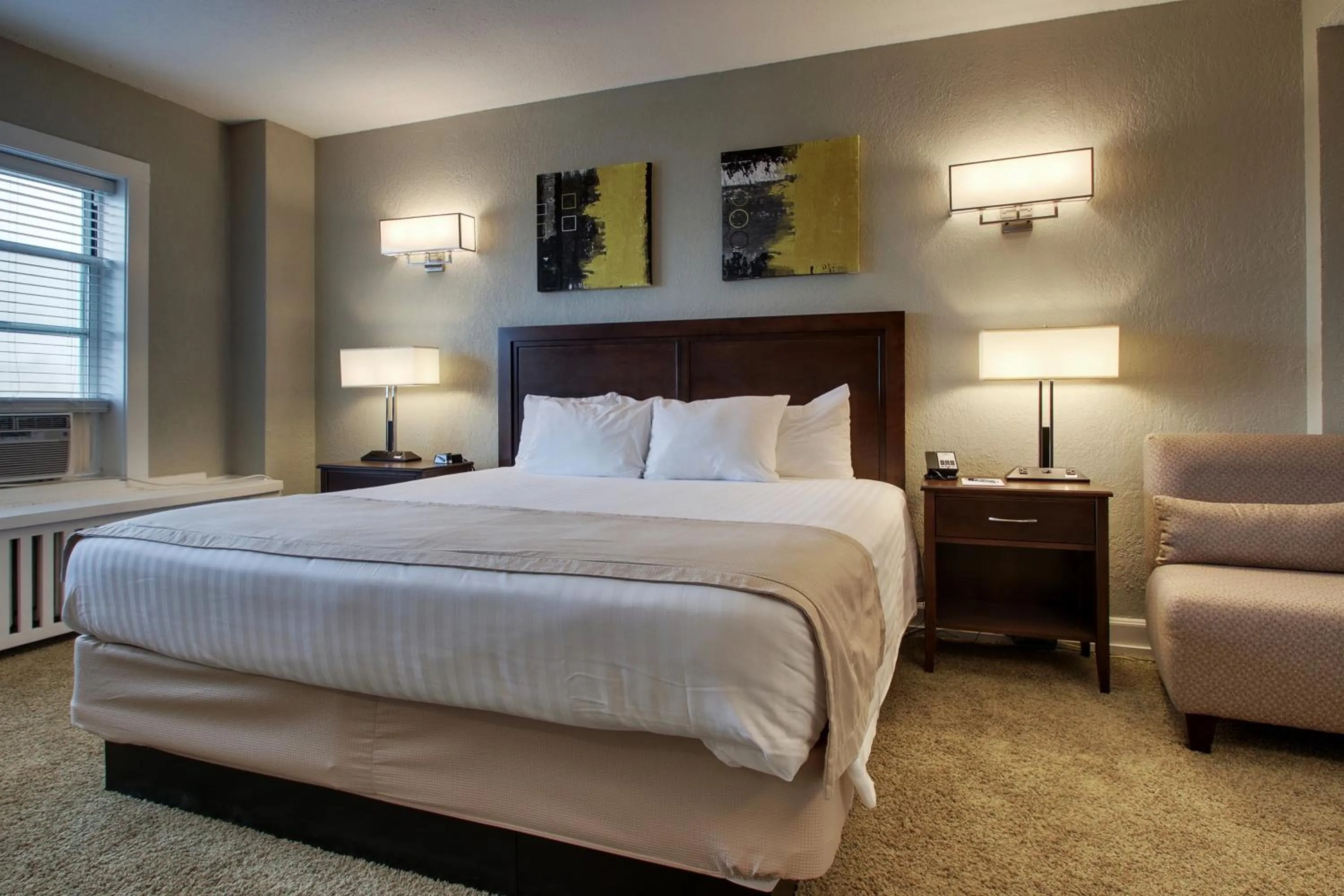 Bed in Knickerbocker on the Lake