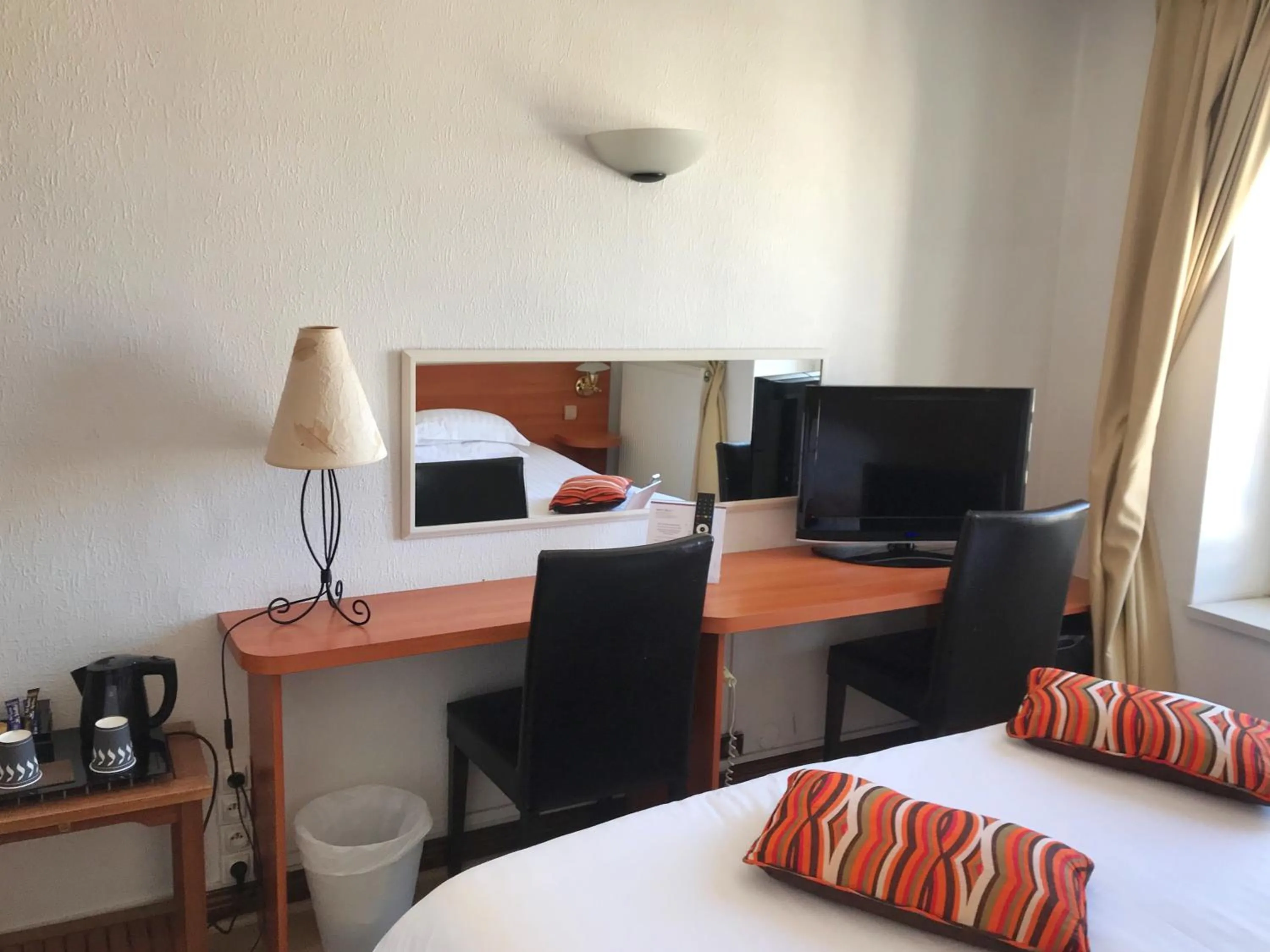 Nearby landmark, Bed in Hotel Colbert