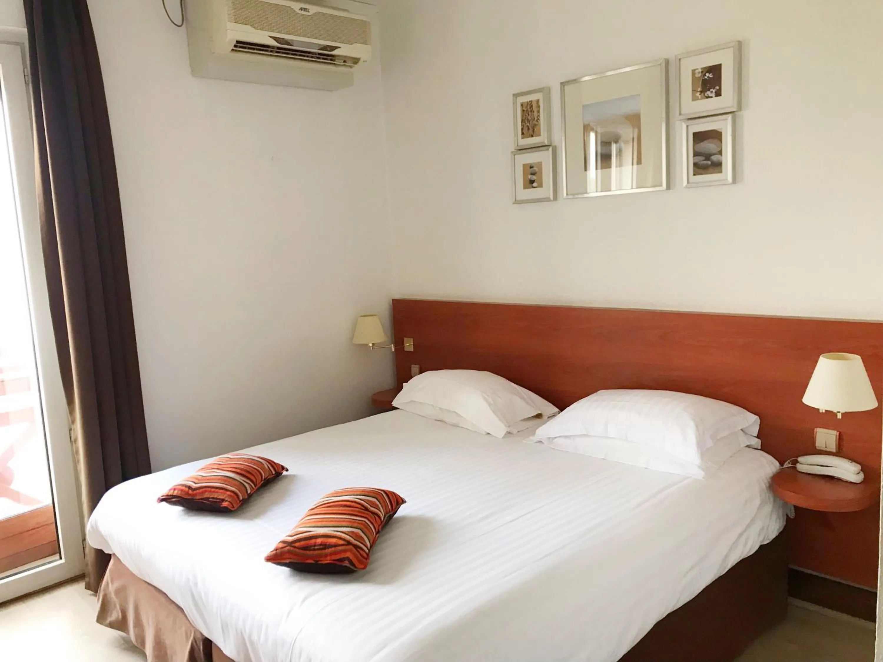 Bed in Hotel Colbert