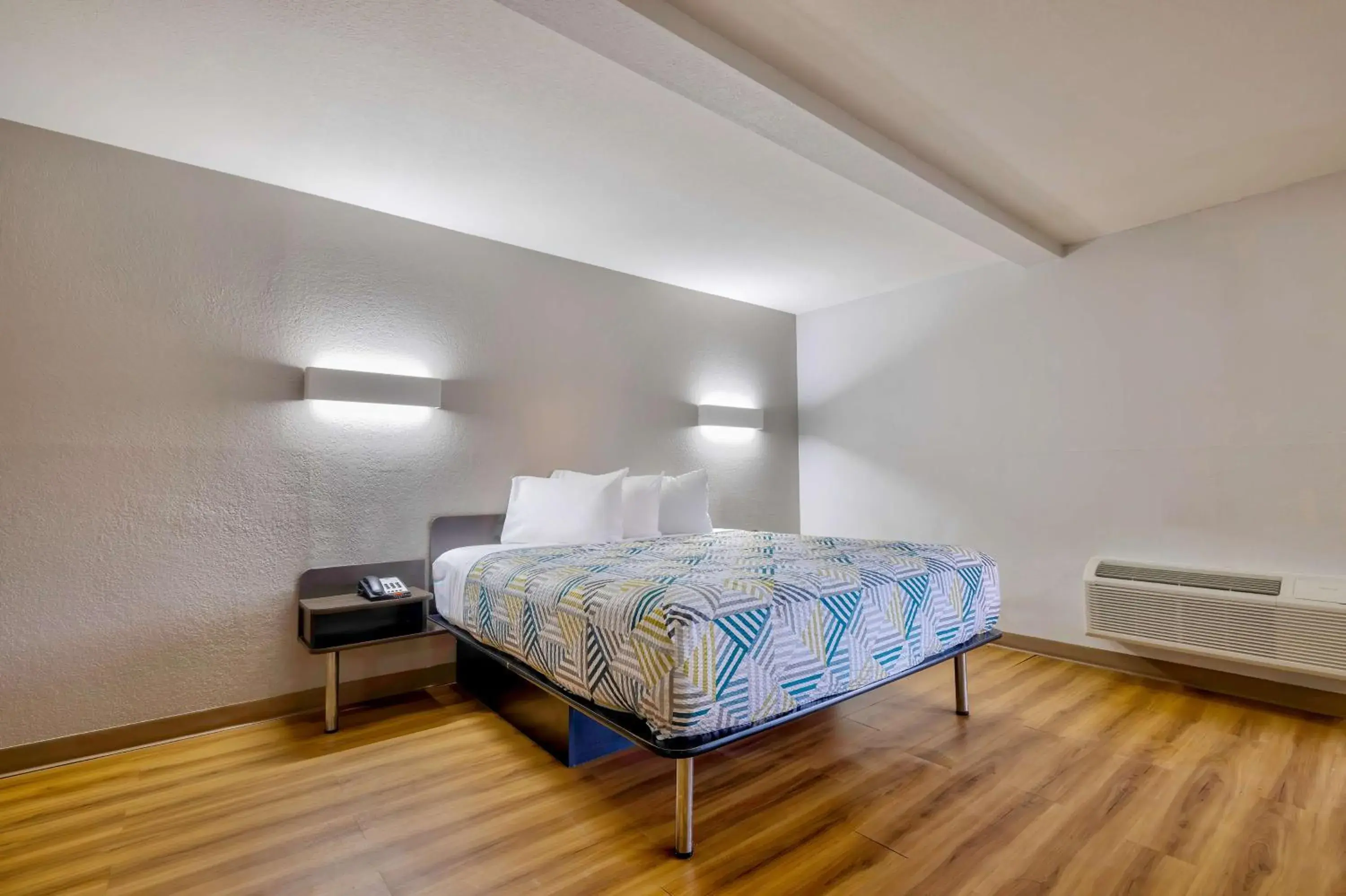 Deluxe King Room - Smoking in Motel 6 Little Rock AR South Deluxe King Room - Smoking in Motel 6 Little Rock AR South