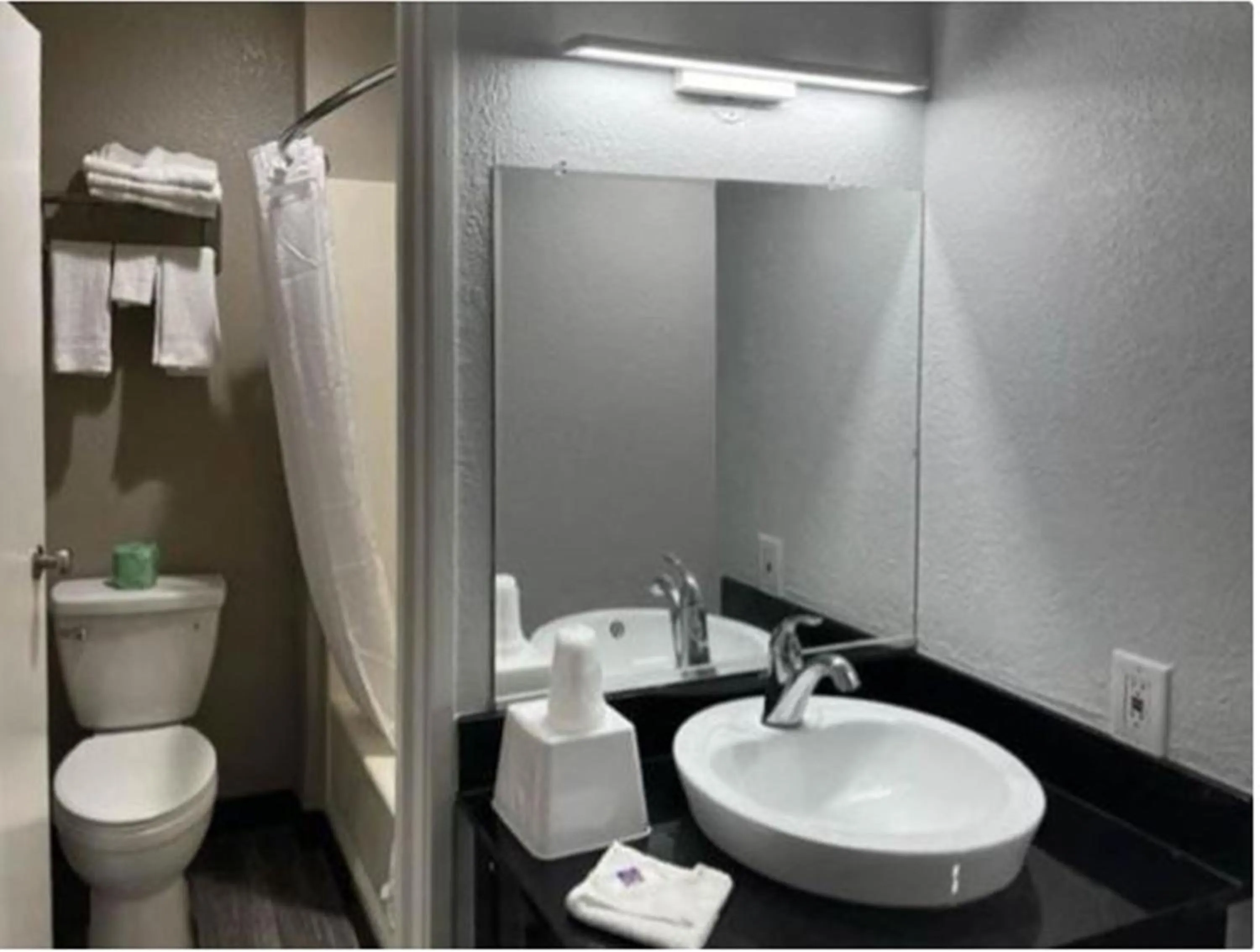 Bathroom in Motel 6 Little Rock AR South