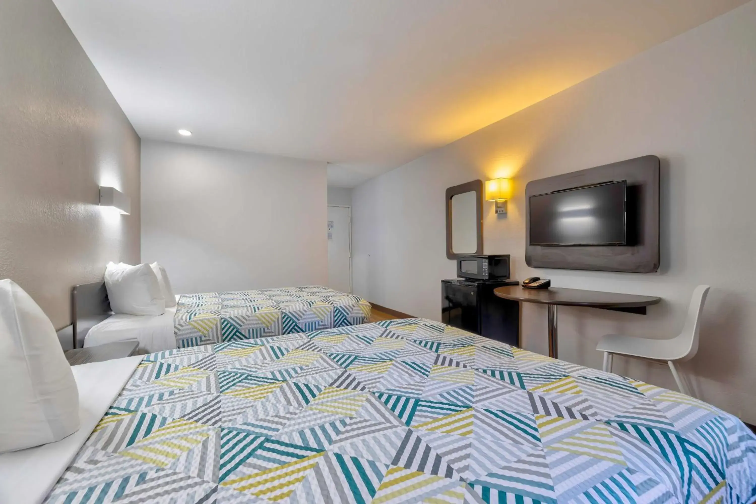 Queen Room with Two Queen Beds - Smoking in Motel 6 Little Rock AR South Queen Room with Two Queen Beds - Smoking in Motel 6 Little Rock AR South