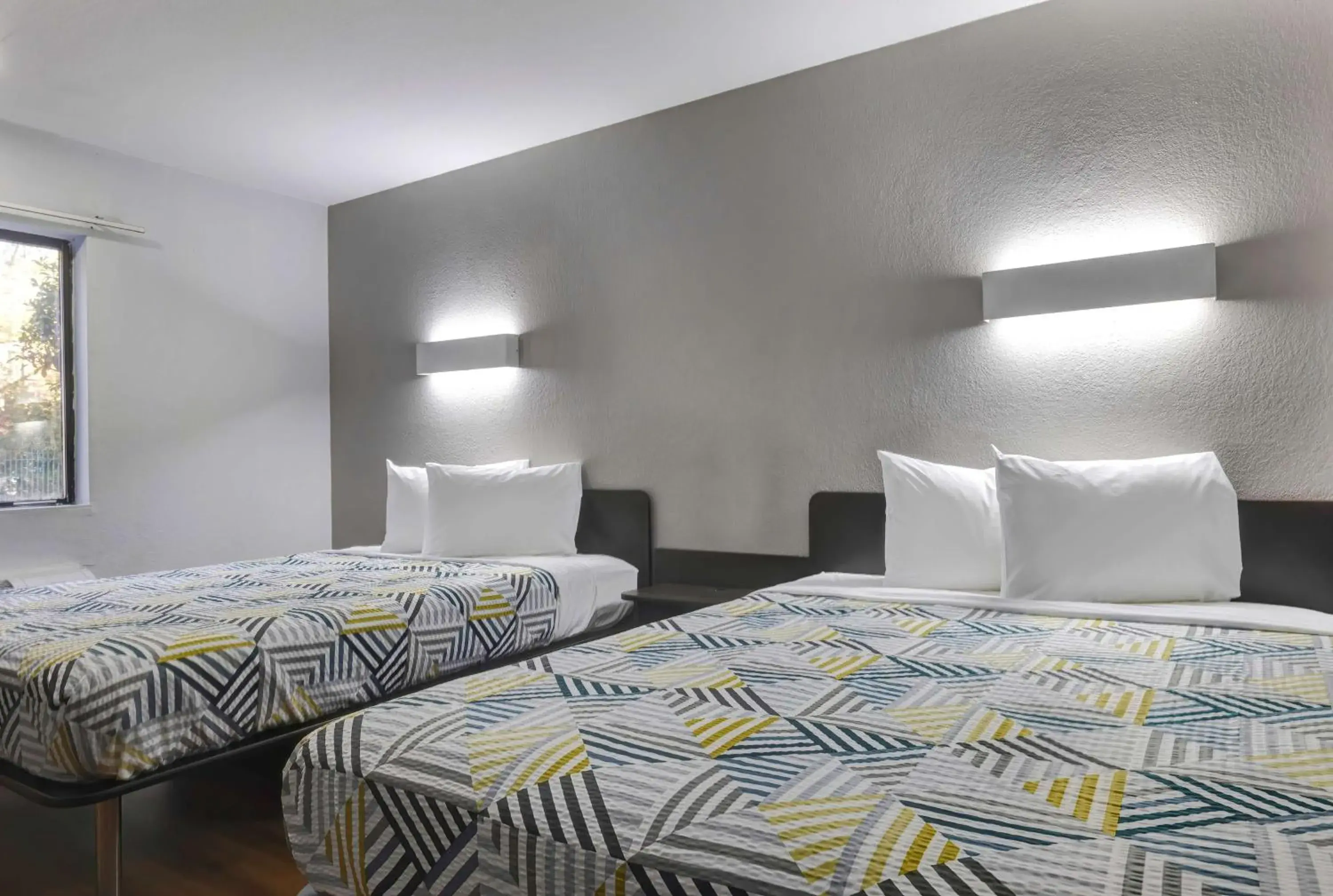 Queen Room with Two Queen Beds in Motel 6 Little Rock AR South Queen Room with Two Queen Beds in Motel 6 Little Rock AR South