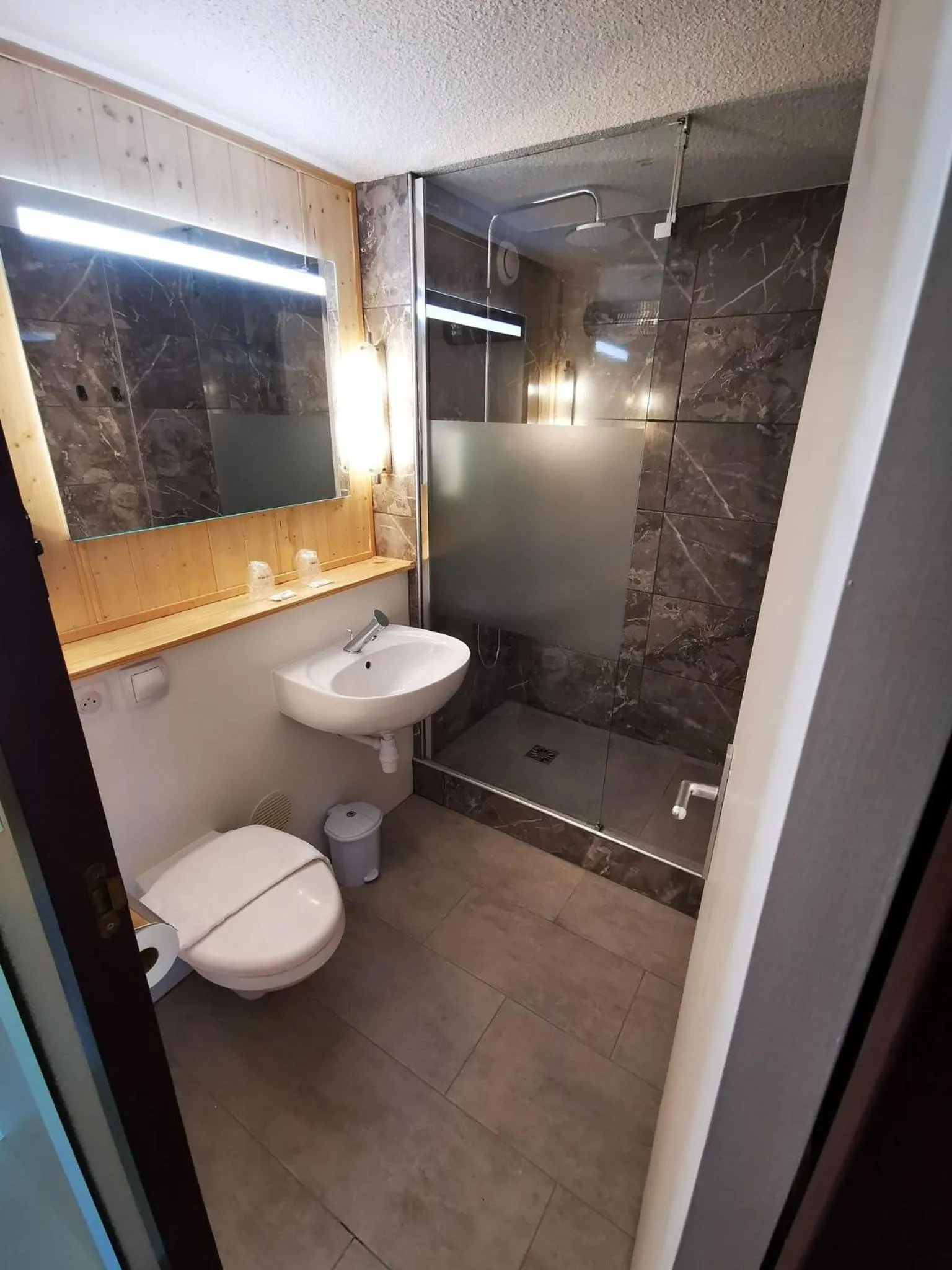 Bathroom in The Originals Access, Hôtel Foix