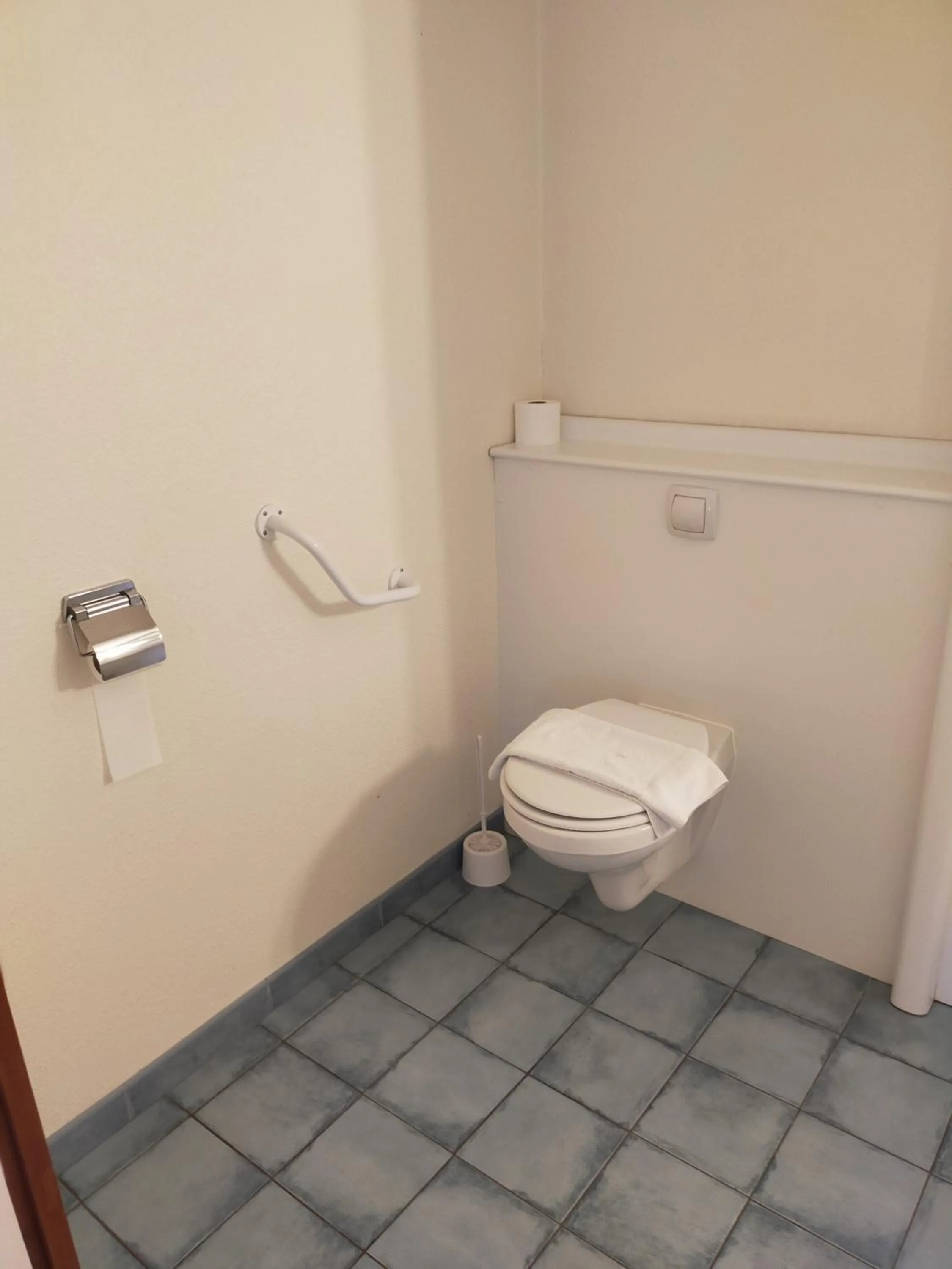 Toilet in The Originals Access, Hôtel Foix