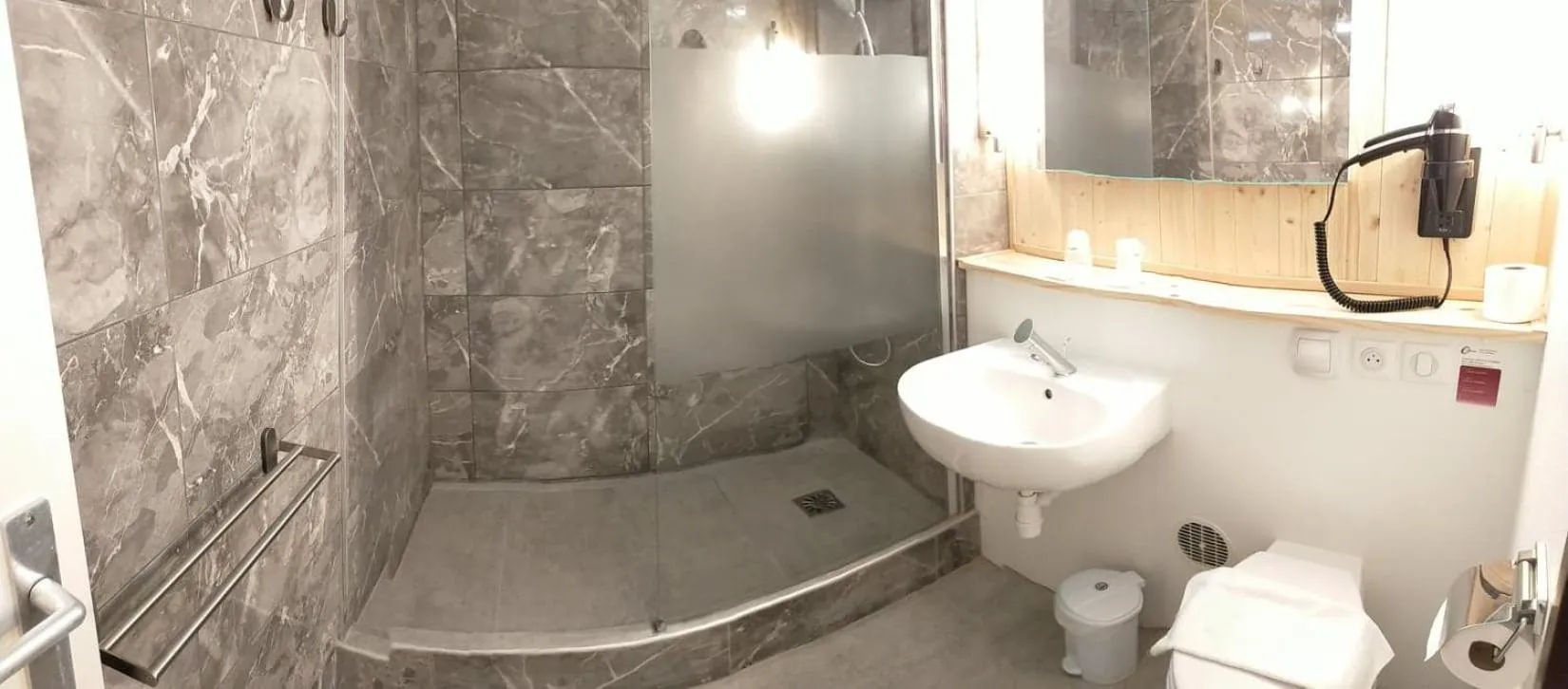 Bathroom in The Originals Access, Hôtel Foix