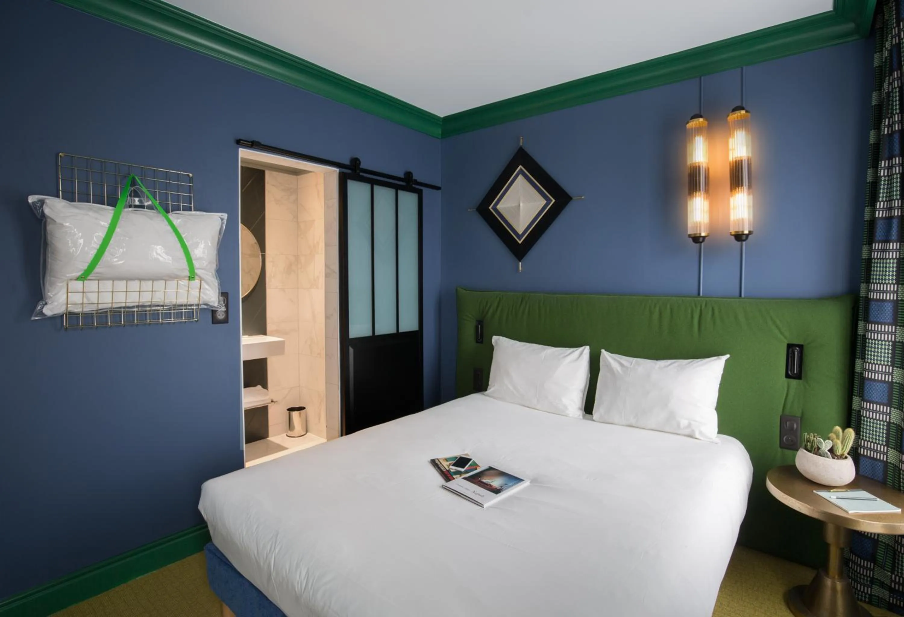 Shower, Bed in ibis Styles Paris Nation Cours de Vincennes