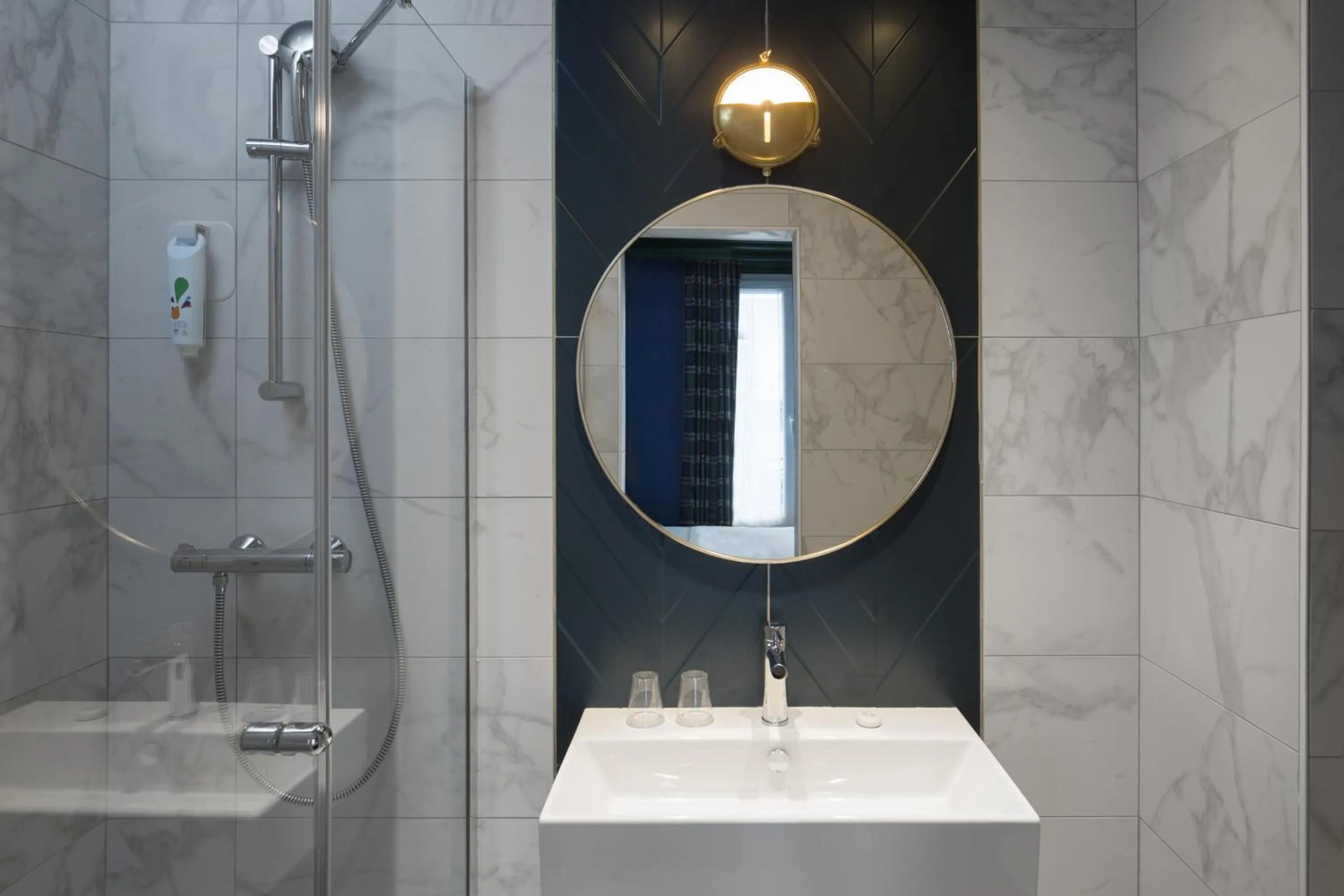 Shower in ibis Styles Paris Nation Cours de Vincennes