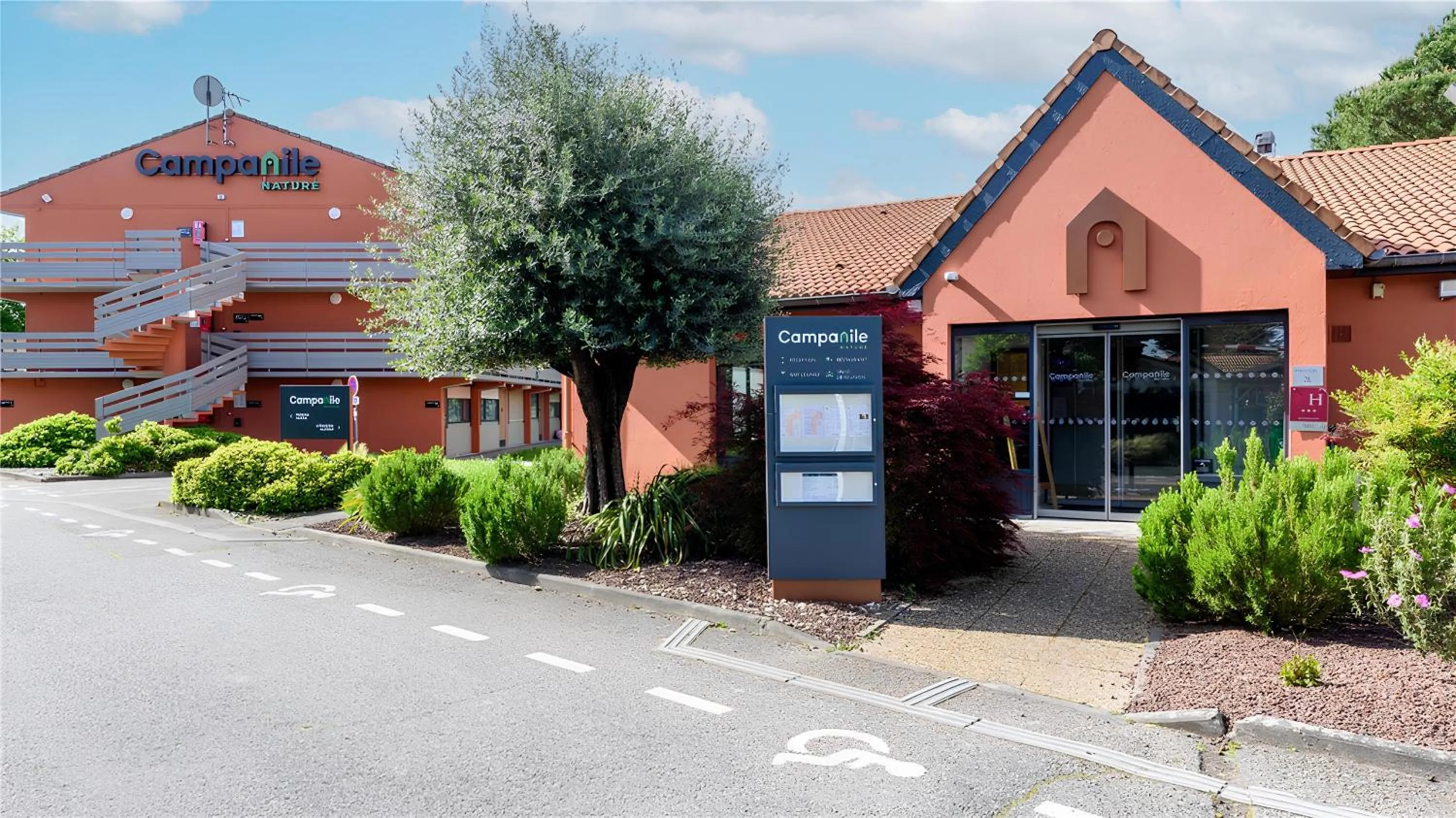 Facade/entrance in Campanile NATURE - Toulouse Nord L'Union