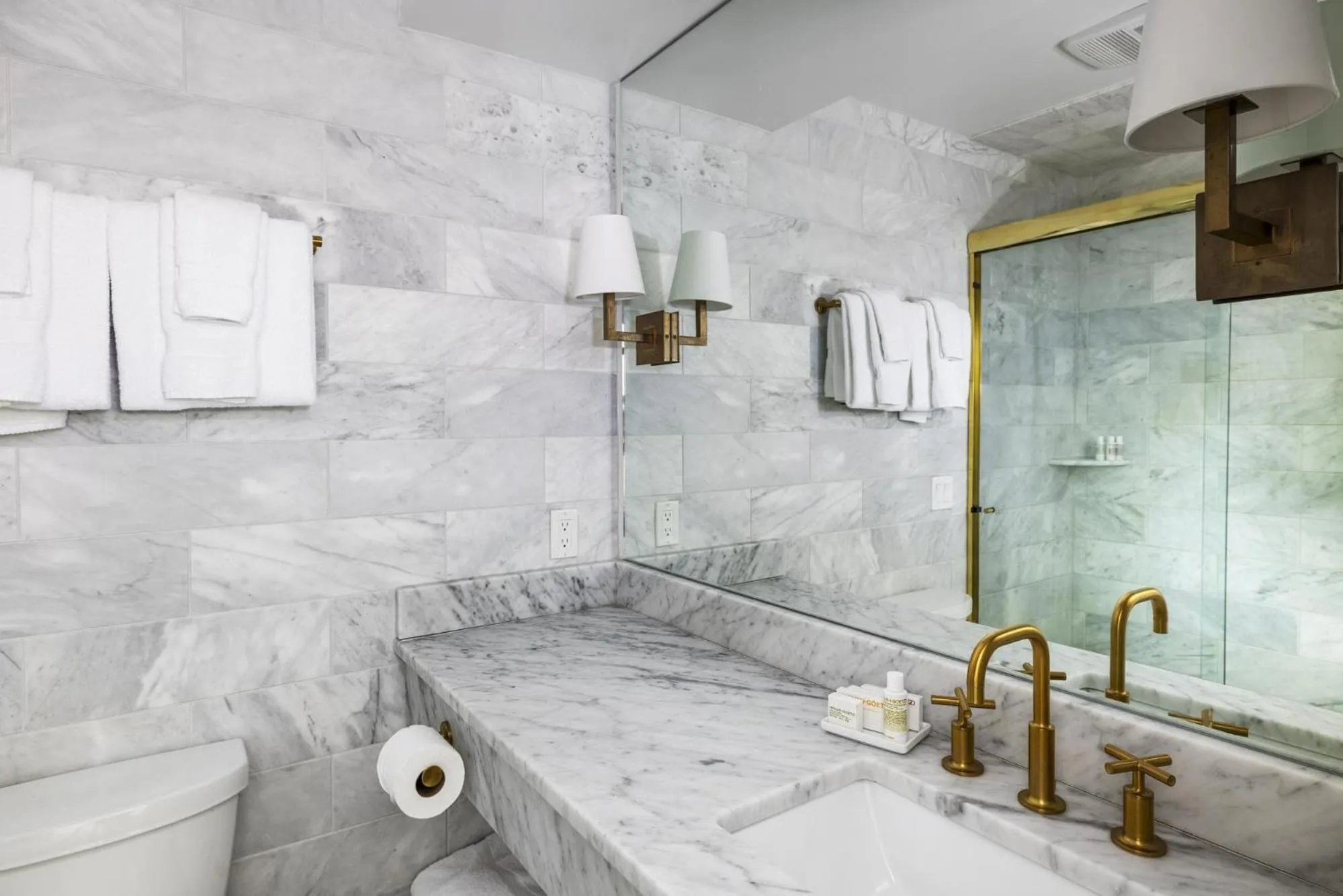 Bathroom in Yachtsman Lodge & Marina