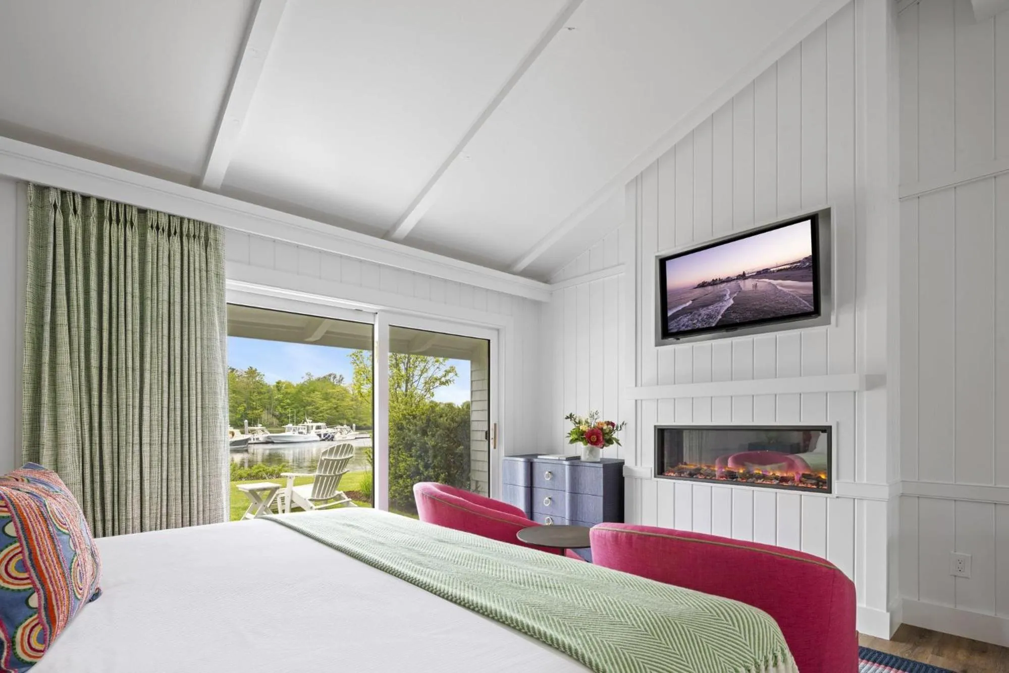 Bedroom, Bed in Yachtsman Lodge & Marina