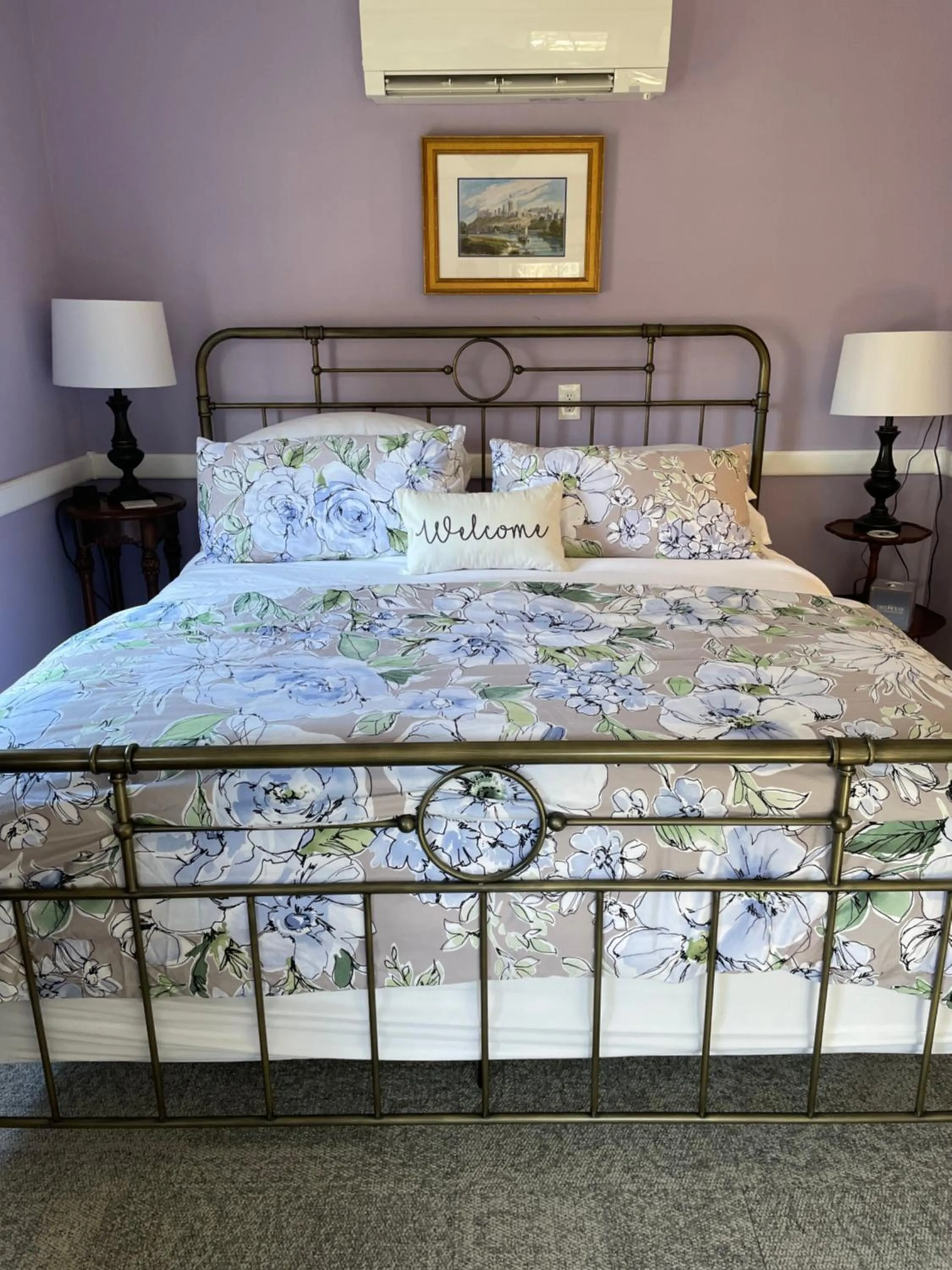 Bed in 1802 House Bed & Breakfast