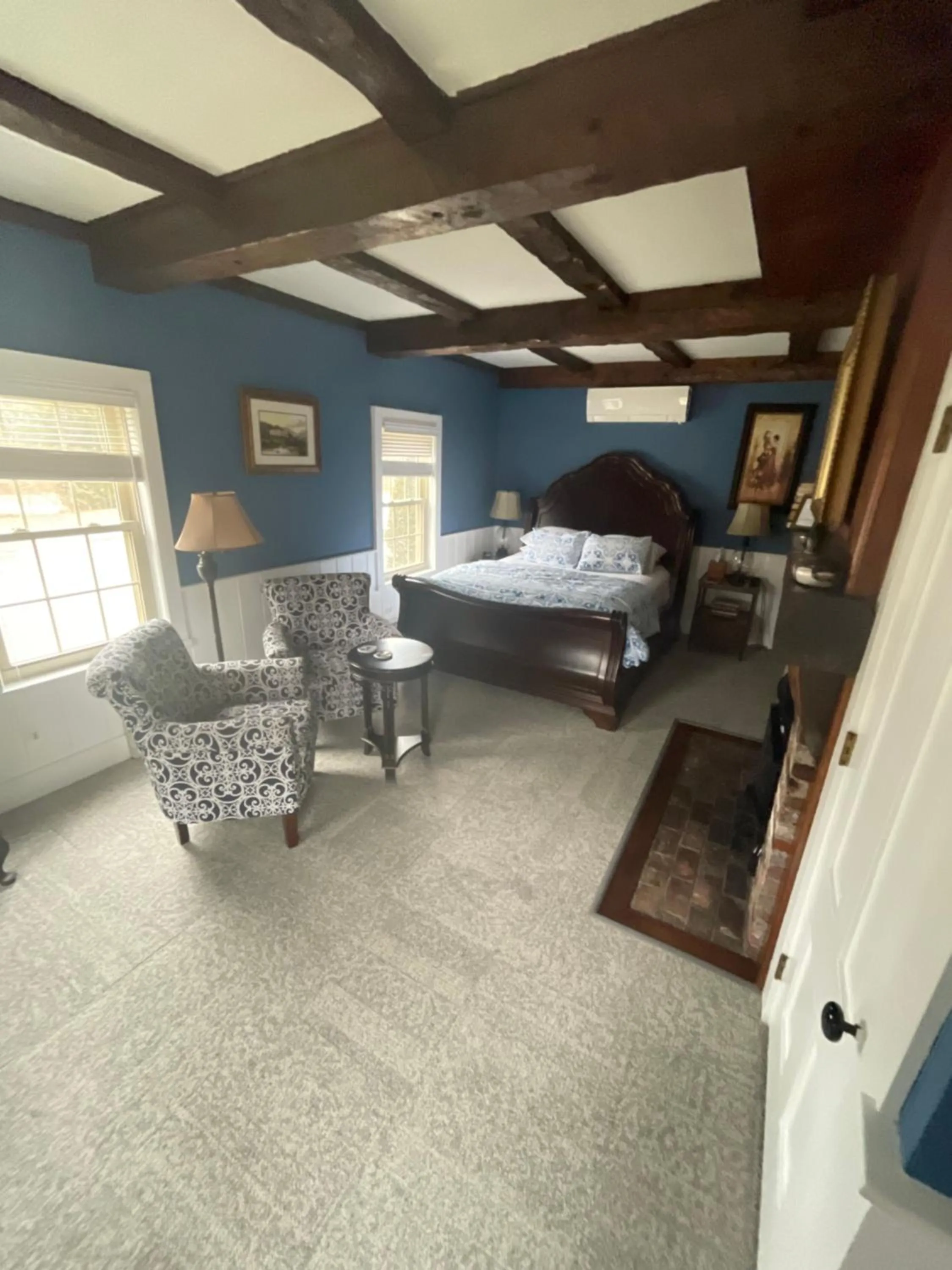 Bed in 1802 House Bed & Breakfast