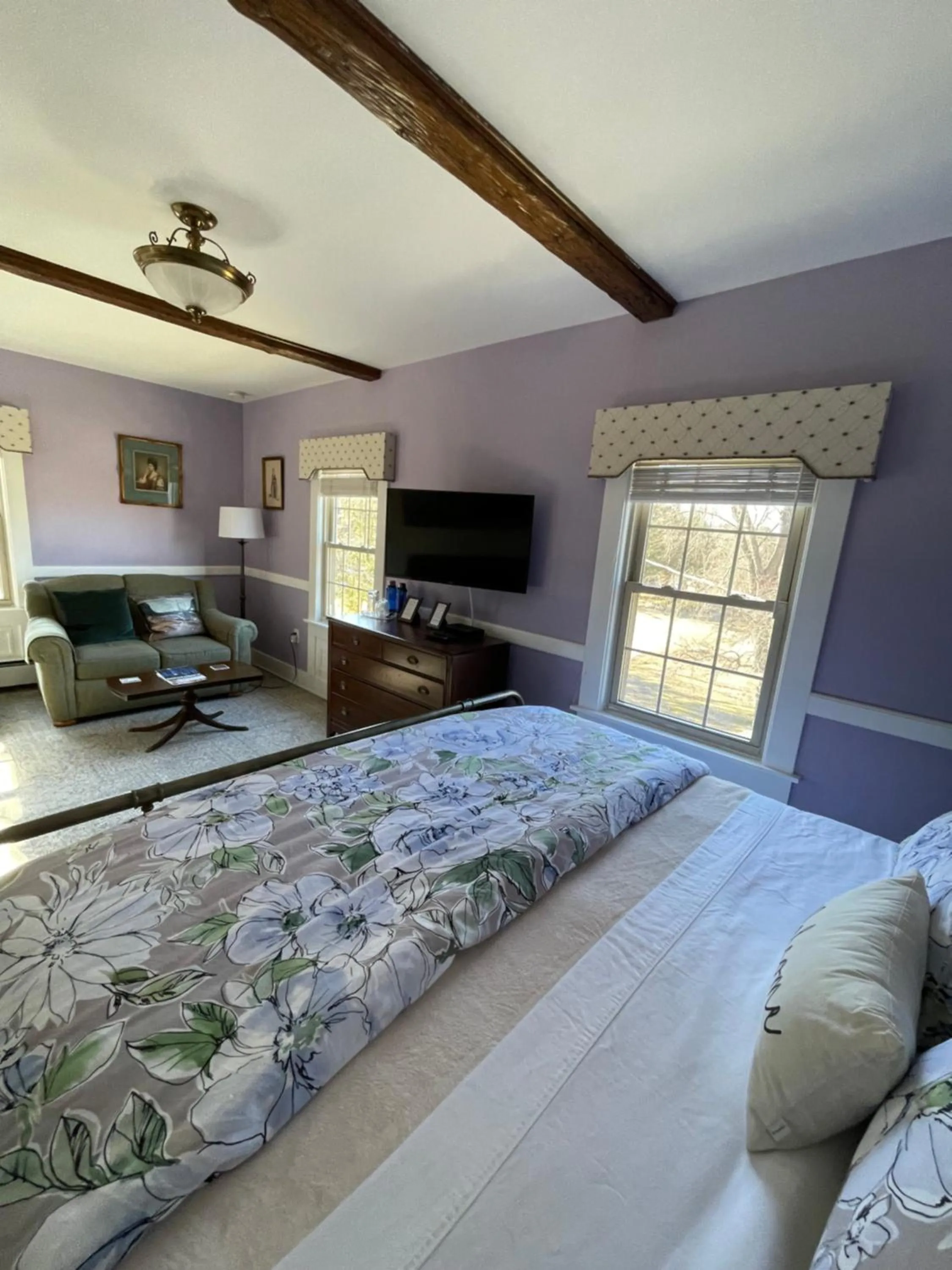 Bed in 1802 House Bed & Breakfast