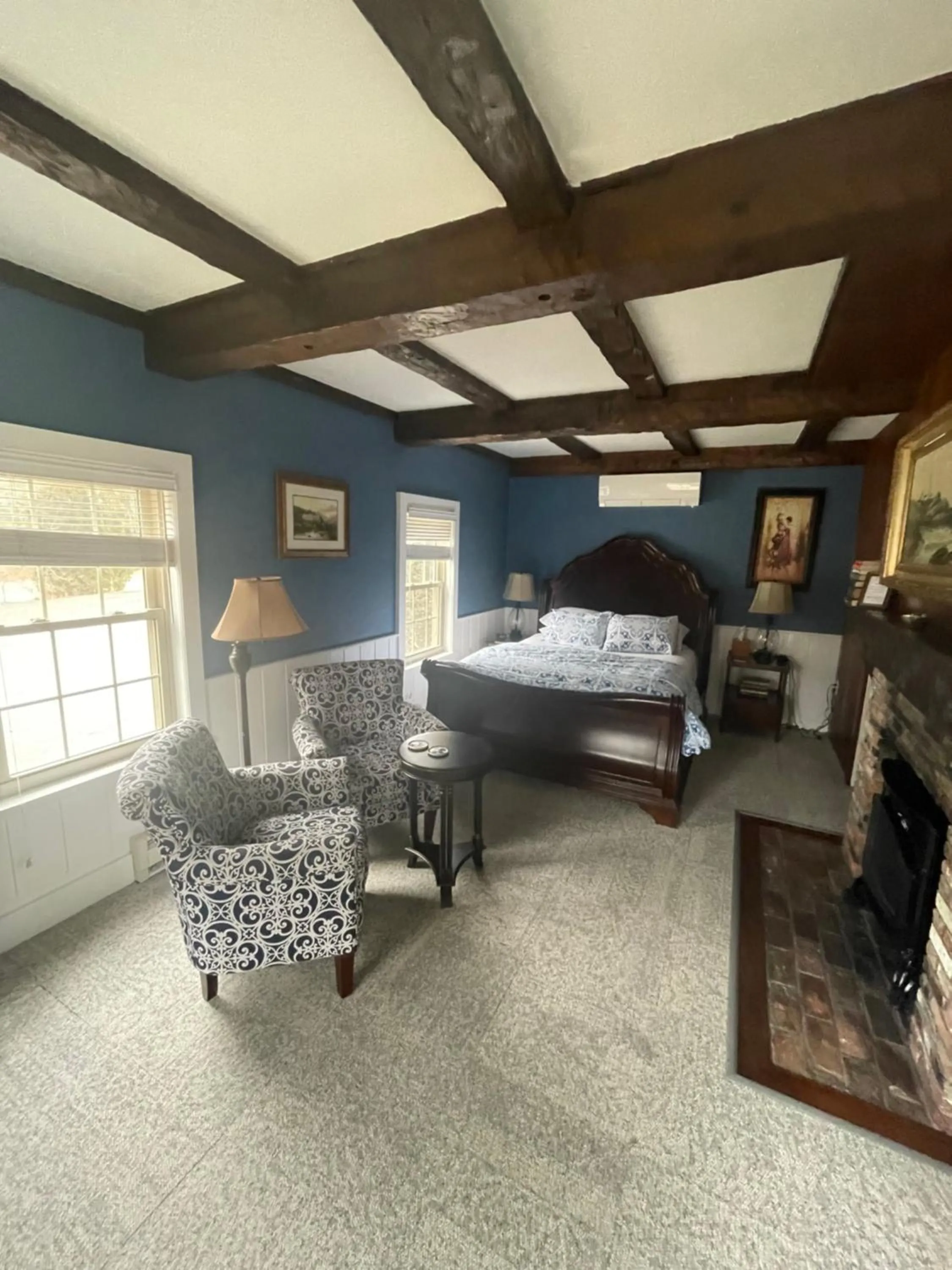 Bed in 1802 House Bed & Breakfast