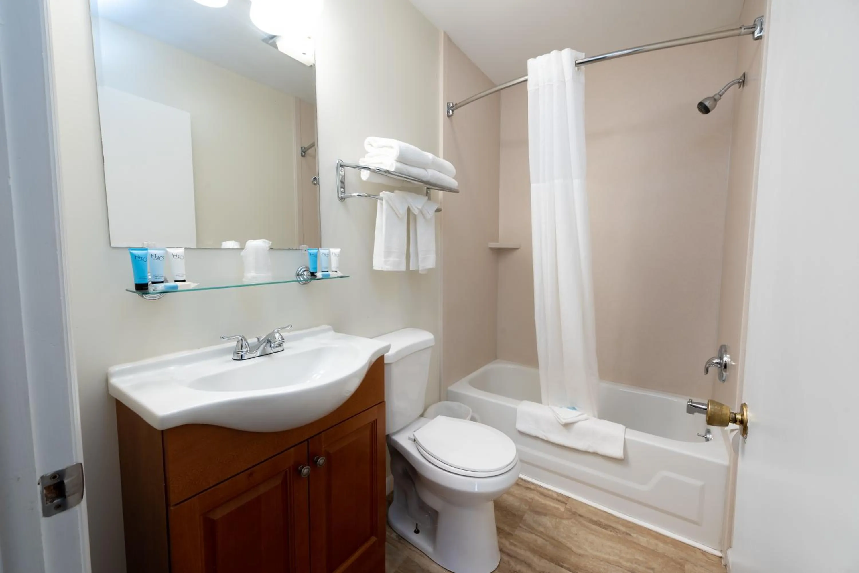 Center Room with Queen and Double Bed Front of the Building in Scotty's Lakeside Resort