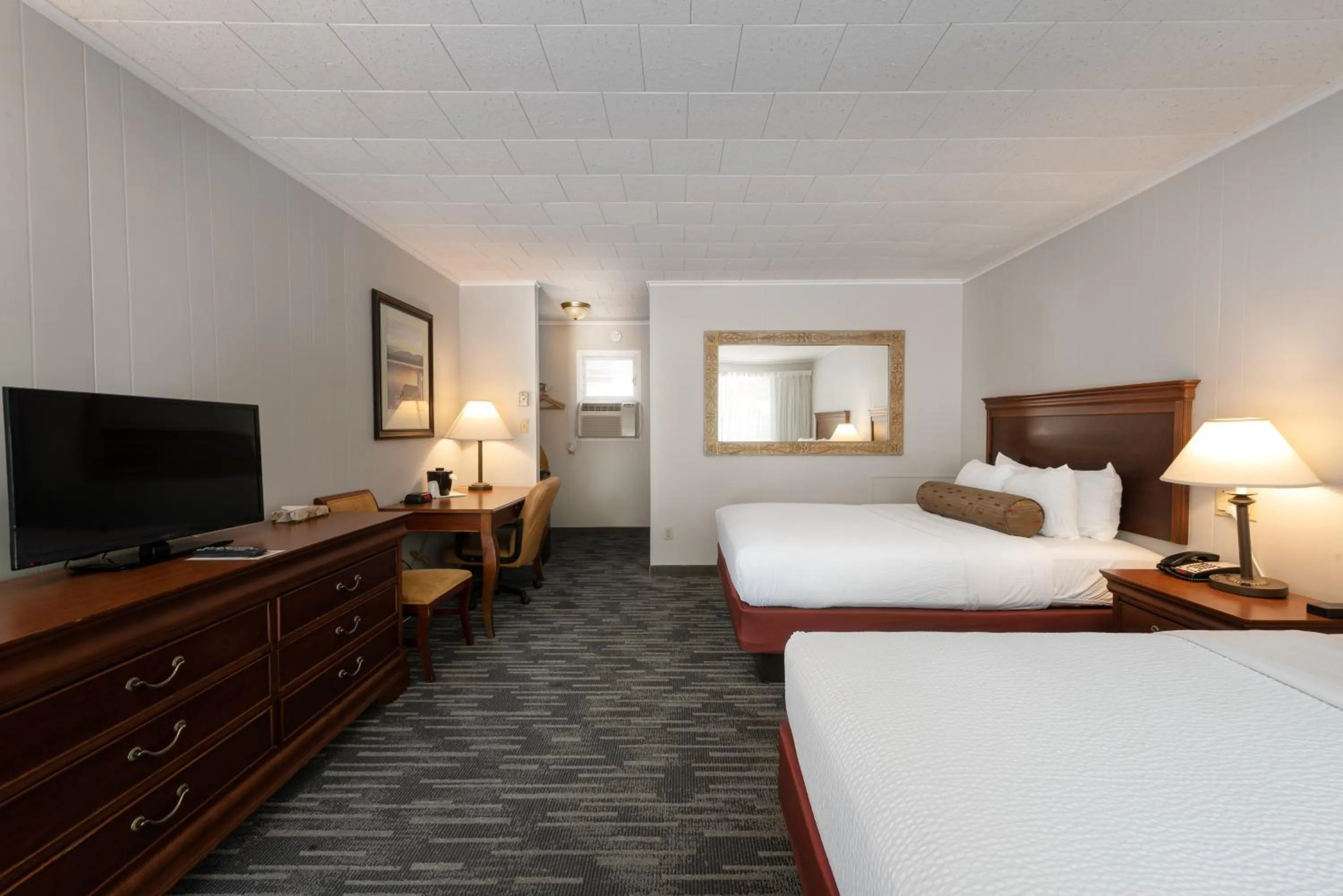 Photo of the whole room, Bed in Scotty's Lakeside Resort