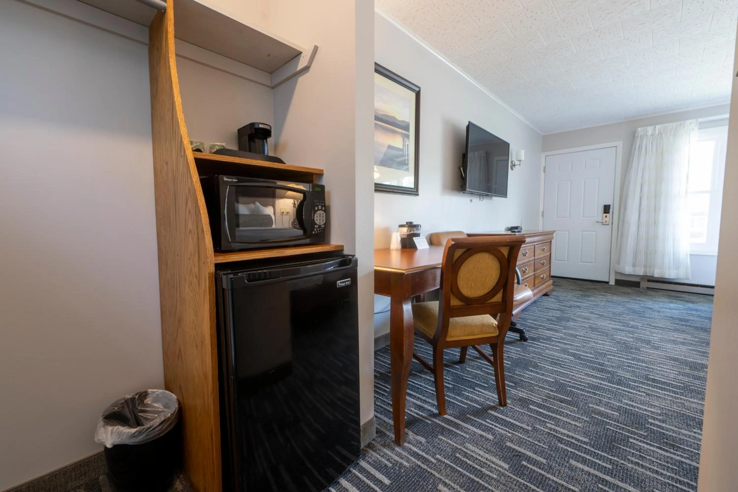 microwave in Scotty's Lakeside Resort