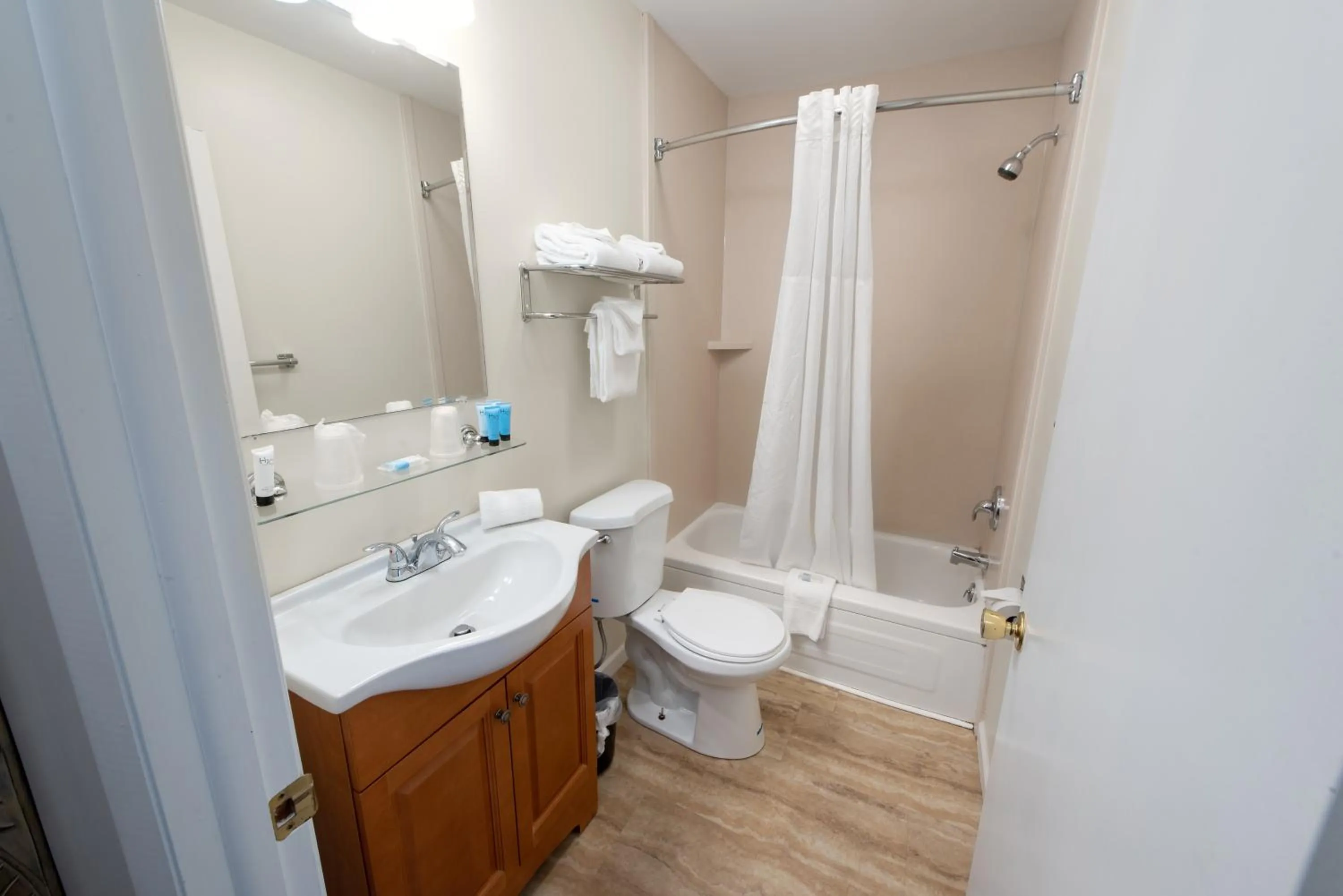 Center Room with King Bed  in Scotty's Lakeside Resort