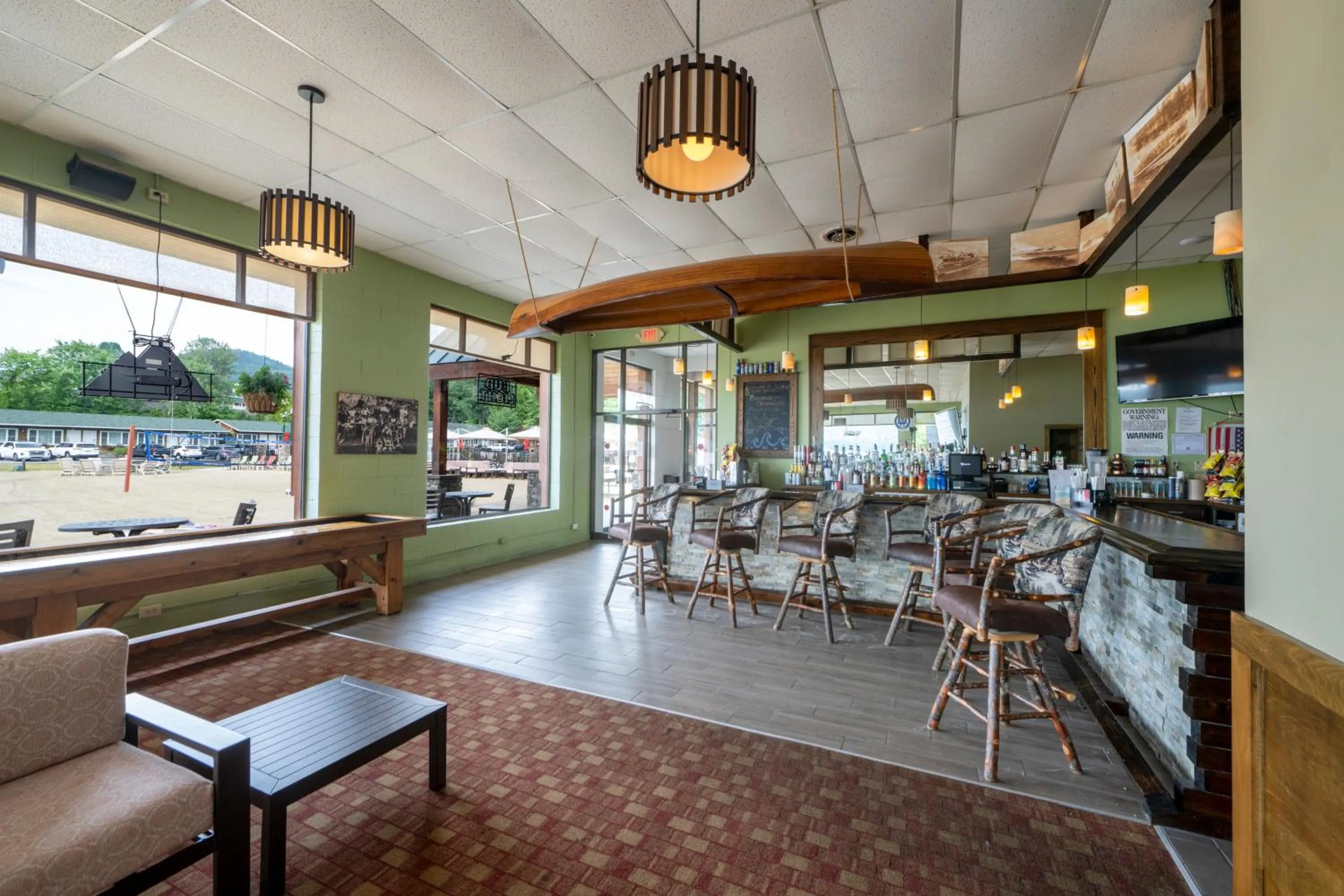 Lounge or bar in Scotty's Lakeside Resort