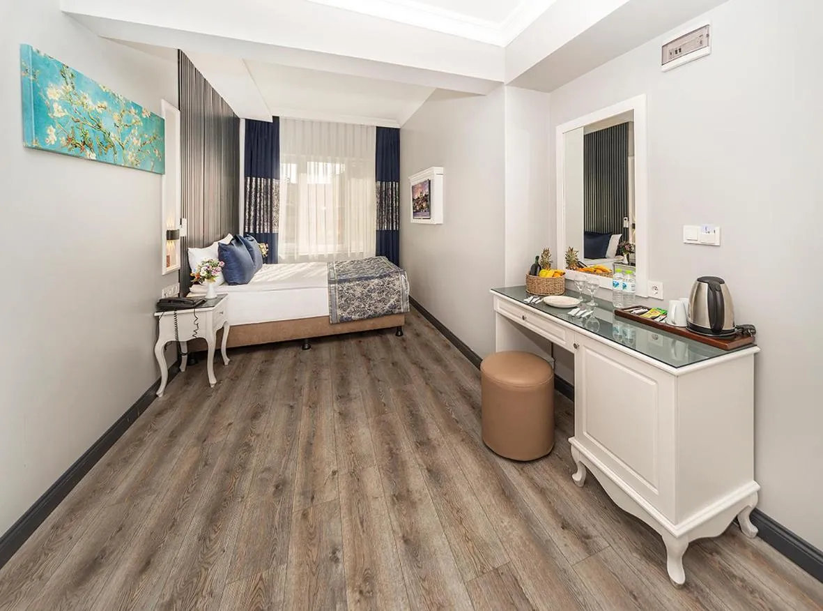 Photo of the whole room, Bed in Beyazit Palace Hotel